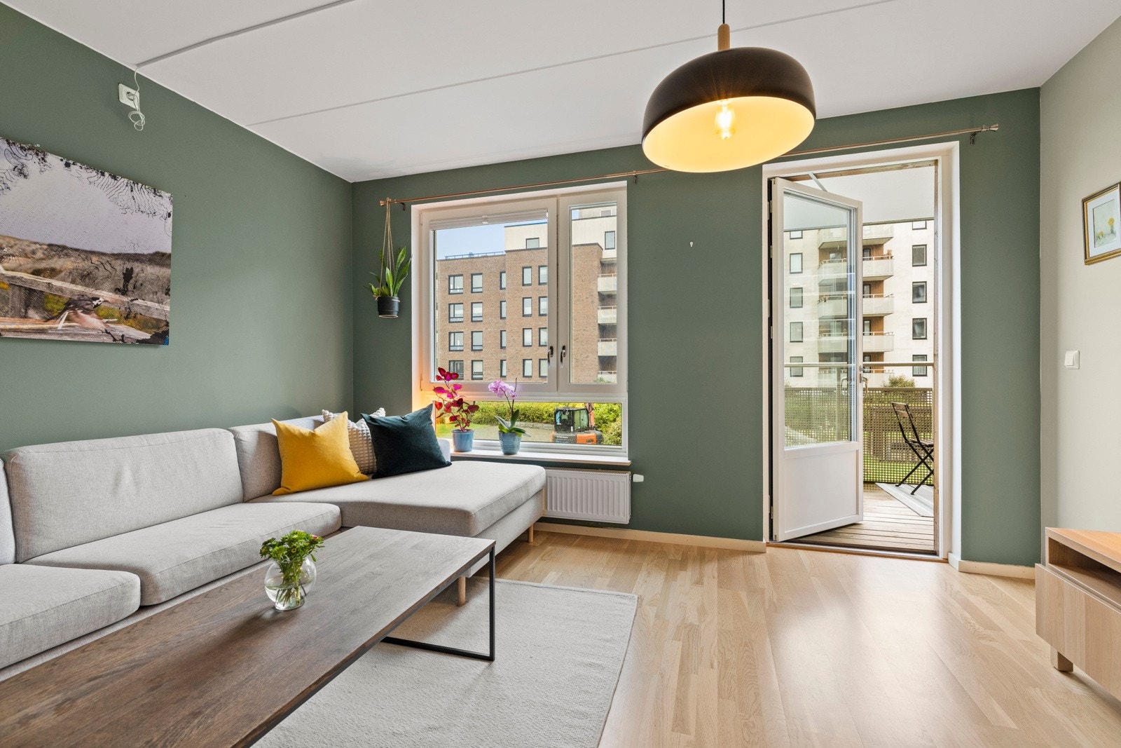 Leiligheten er gjennomgående med stor stue og stort kjøkkenløsning, begge med utgang til hver sin balkong. Galleribilde