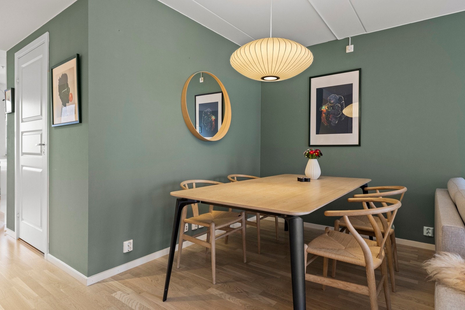 Her er det god plass til stort spisebord til større sosiale sammenkomster. Galleribilde