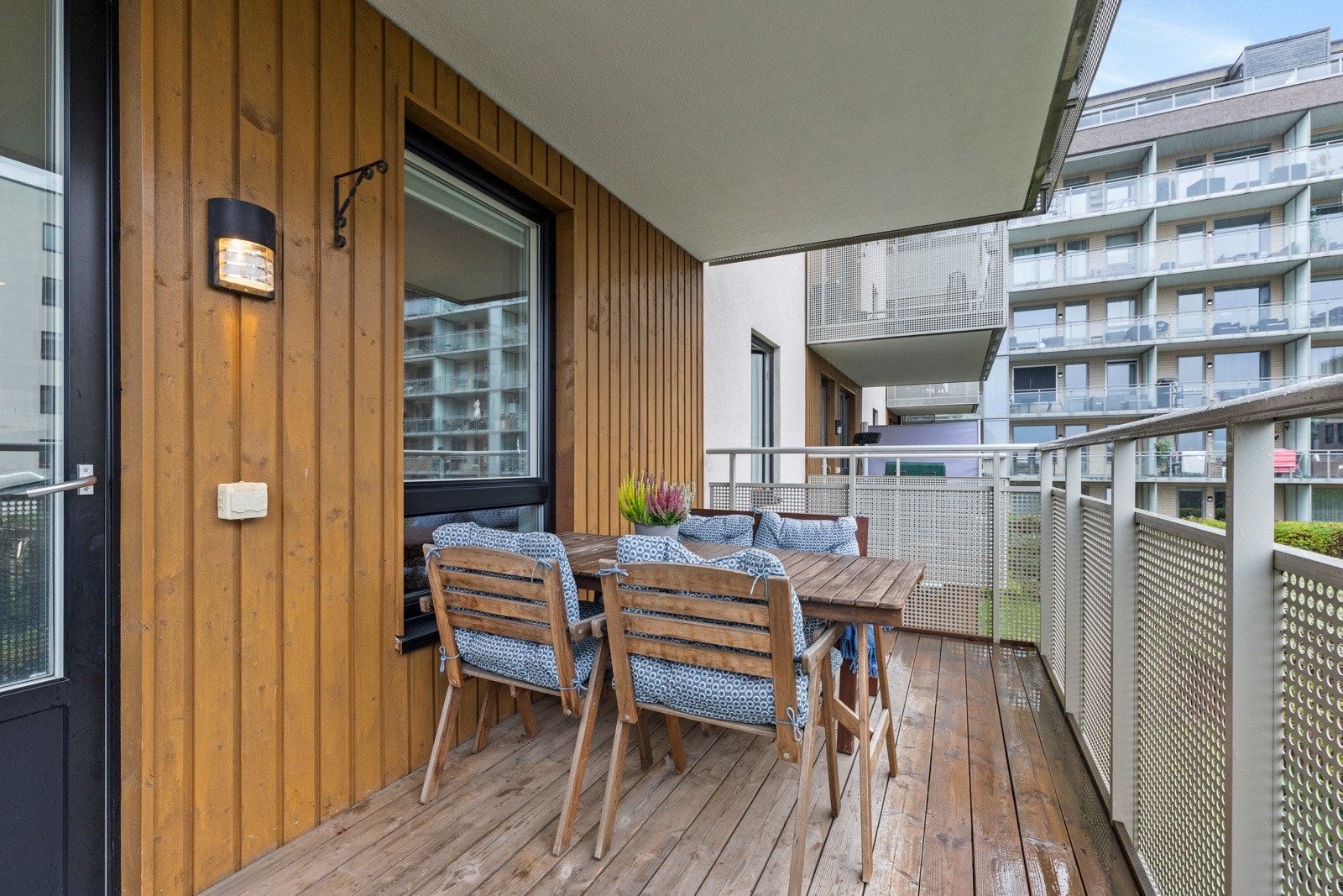 Det er lagt treplatting på gulvet på balkongen. Stikk og lys på vegg. Galleribilde