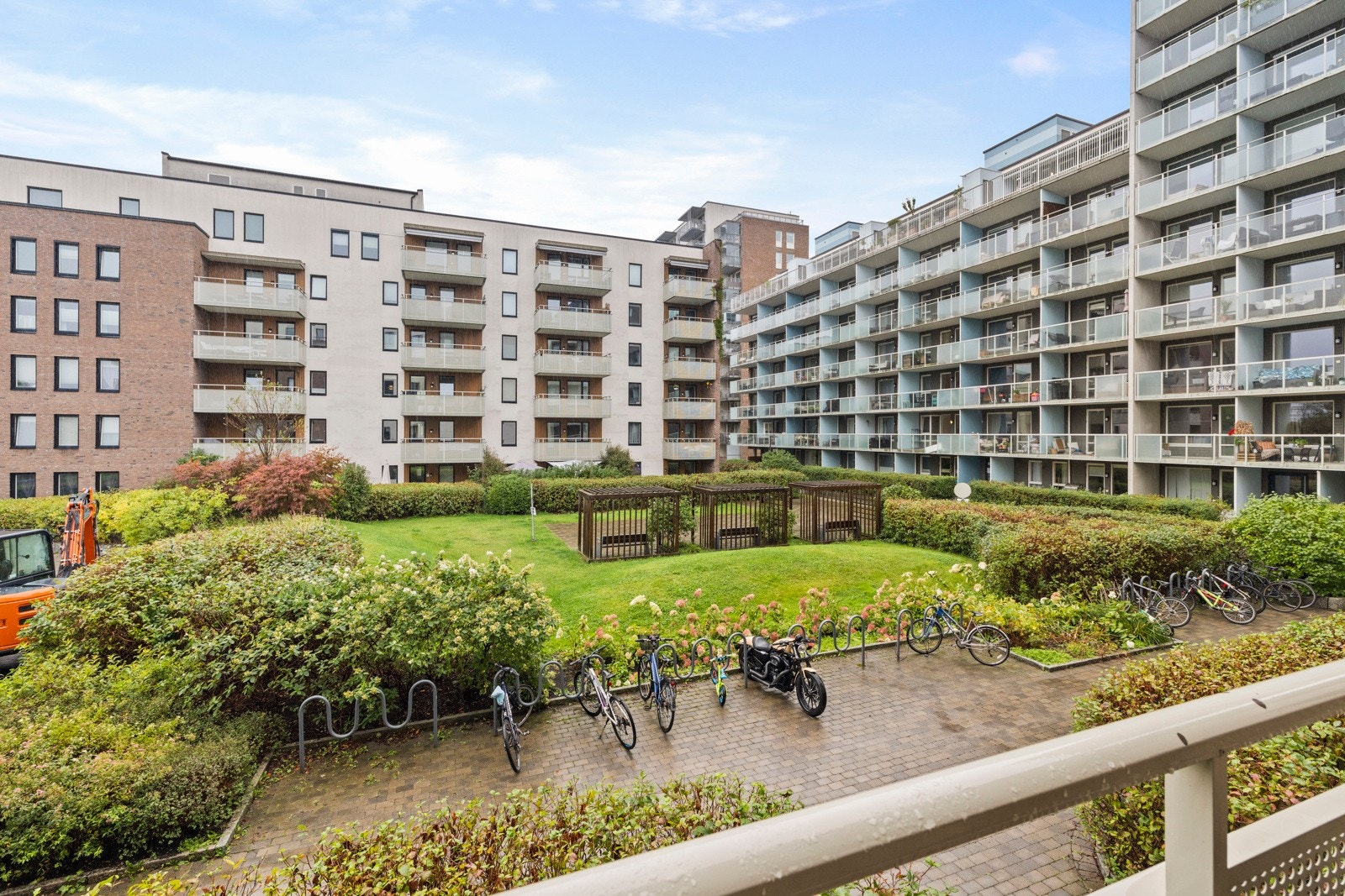 Balkongen fra stuen strekker seg over 9 kvm og har ettermiddag- og kveldssol. Galleribilde