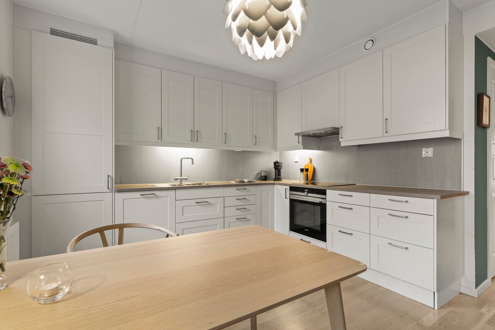 Her er det hvitevarer fra Siemens som stekeovn i rustfritt stål, induksjonstopp, stort kjøleskap og oppvaskmaskin. Galleribilde