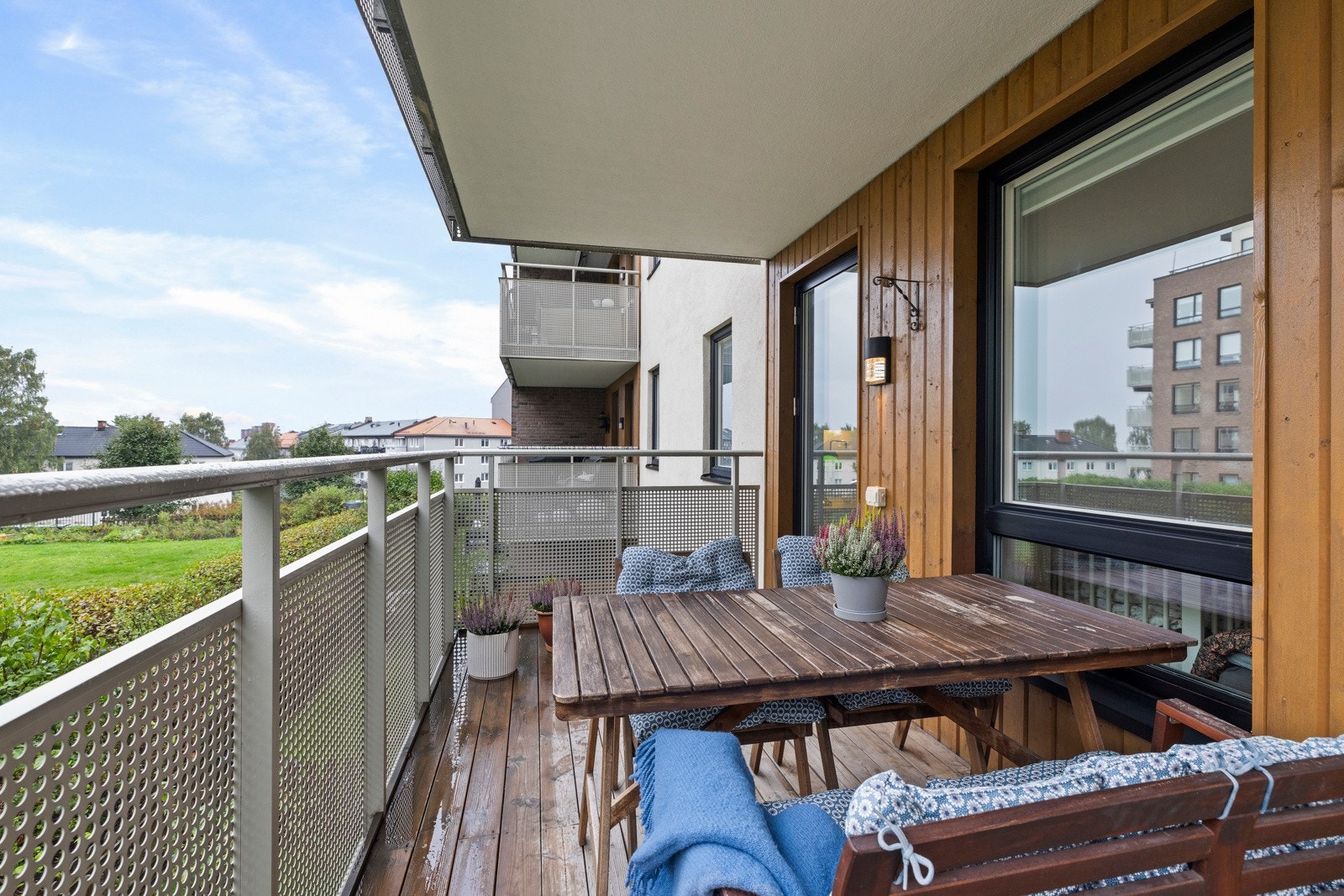 Hyggelig utsyn fra balkong til pent opparbeidede og trafikkfrie fellesareal. Galleribilde