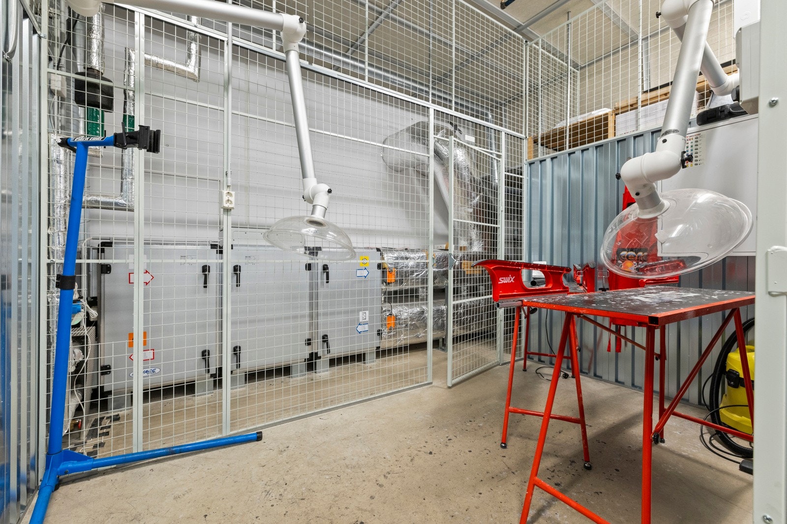 Felles smørebod for ski i kjeller. Galleribilde