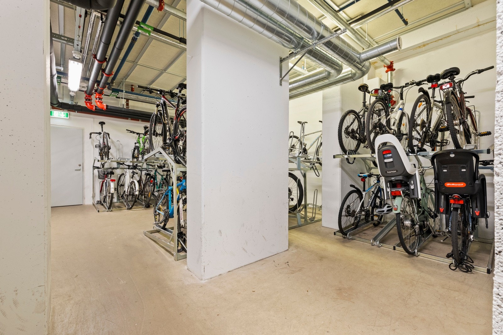 Felles sykkelparkering i kjeller. Galleribilde