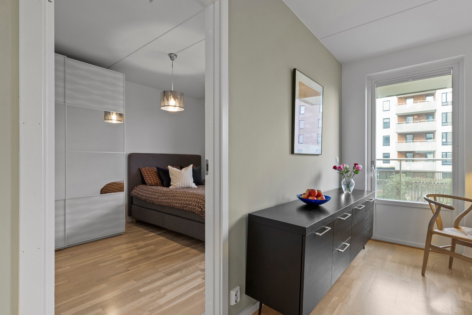 Felleskostnadene utgjør kr. 5 402,- pr. mnd. som inkluderer bl.a. Fellesutgifter som inkluderer: Kabel-TV/internett, varmtvann og fyring (a-konto), drift og vedlikehold, kommunale avgifter og felleskostnader garasje. Galleribilde