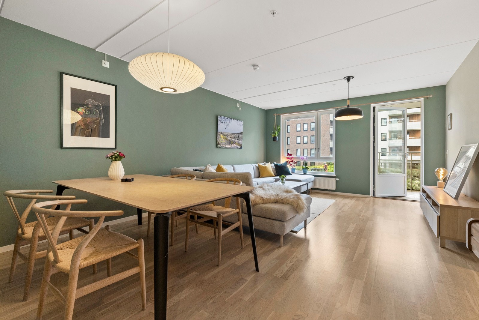 I stuen er det god plass til både sofagruppe med tilhørende mediabenk og spisebord. Galleribilde