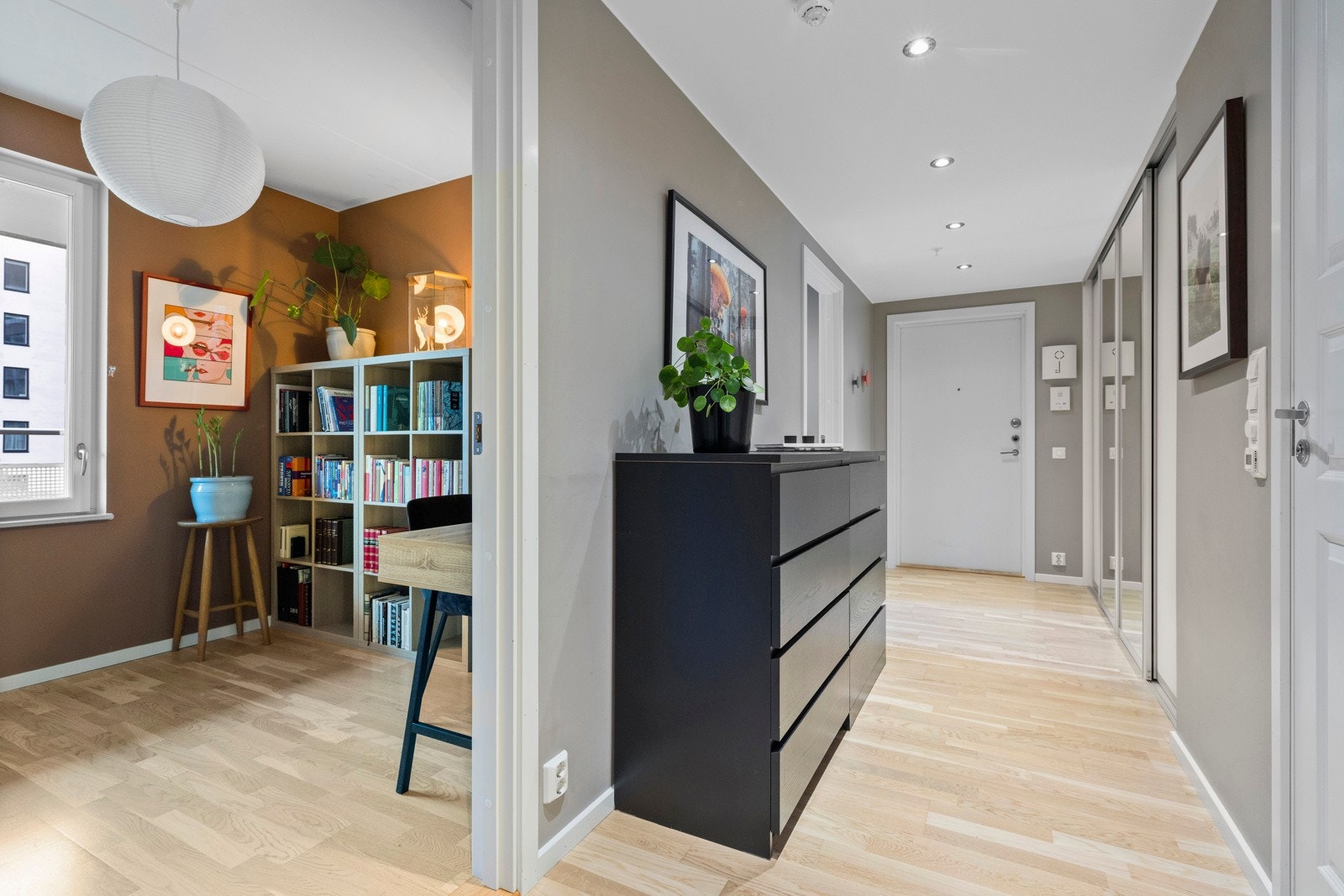 I tilknytning til entré er det to gode soverom og det største baderommet. Galleribilde