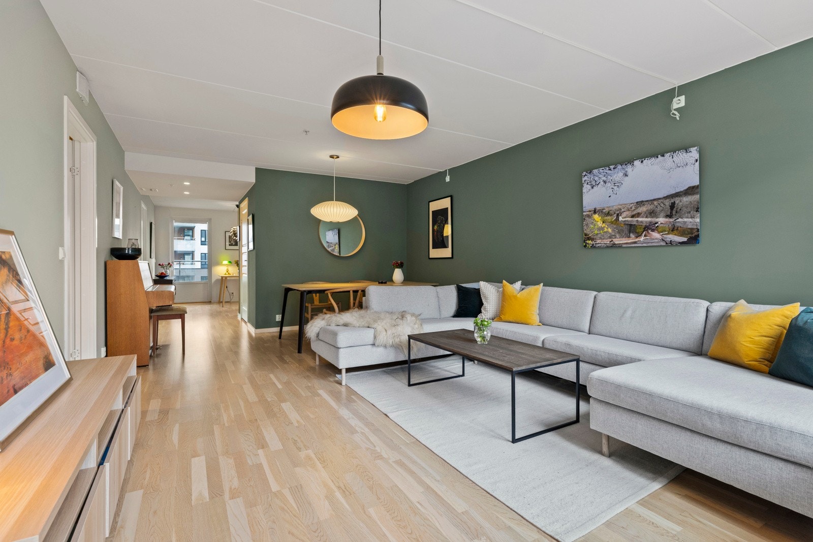 Stuen er holdt i en tiltalende grønnfarge og fremstår som lys og trivelig. Galleribilde