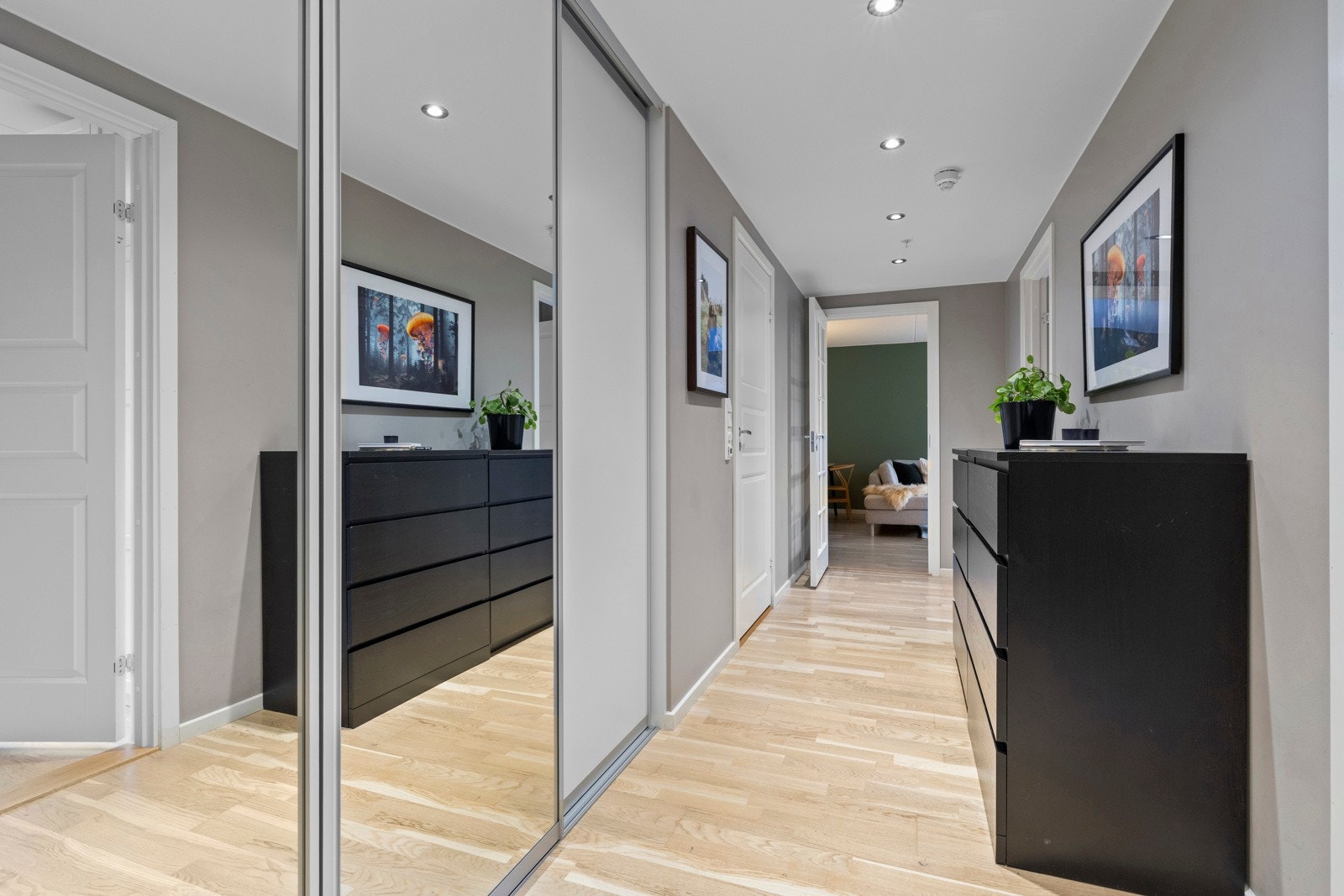 Romslig inngangsparti med stor skyvedørsgarderobe (Elfa-innredning) som sørger for rikelig plass til yttertøy og sko, samt god plass til barnevogn. Galleribilde