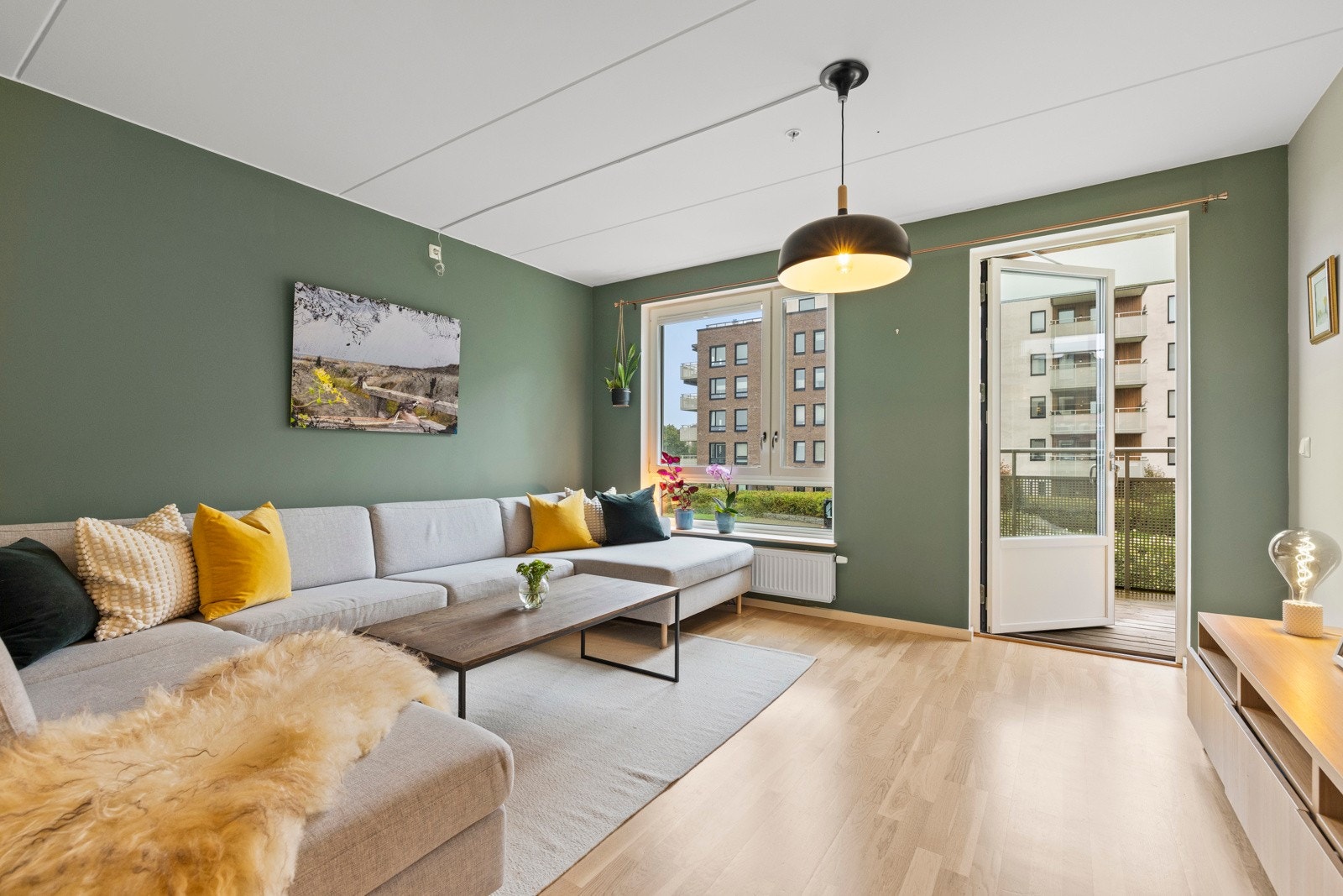 Boligen ligger fint til i byggets 2. etasje. Her har du god intern beliggenhet i trafikkskjermet bomiljø. Galleribilde