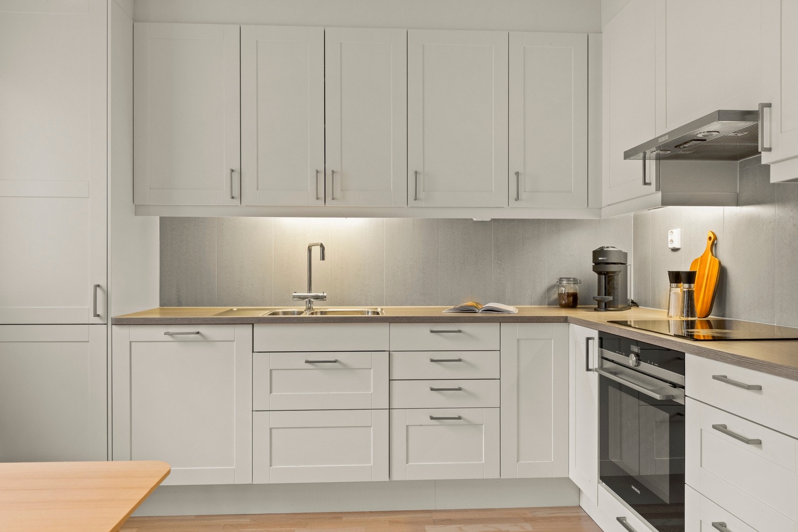 Her er det hvitevarer fra Siemens som stekeovn i rustfritt stål, induksjonstopp, stort kjøleskap og oppvaskmaskin. Galleribilde