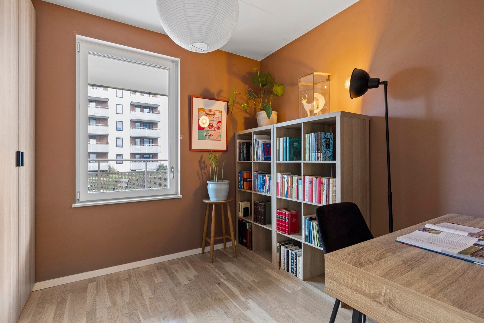 Soverom 2 - i dag benyttet som rom til hjemmekontor. Stor plassbygget garderobeløsning. Galleribilde