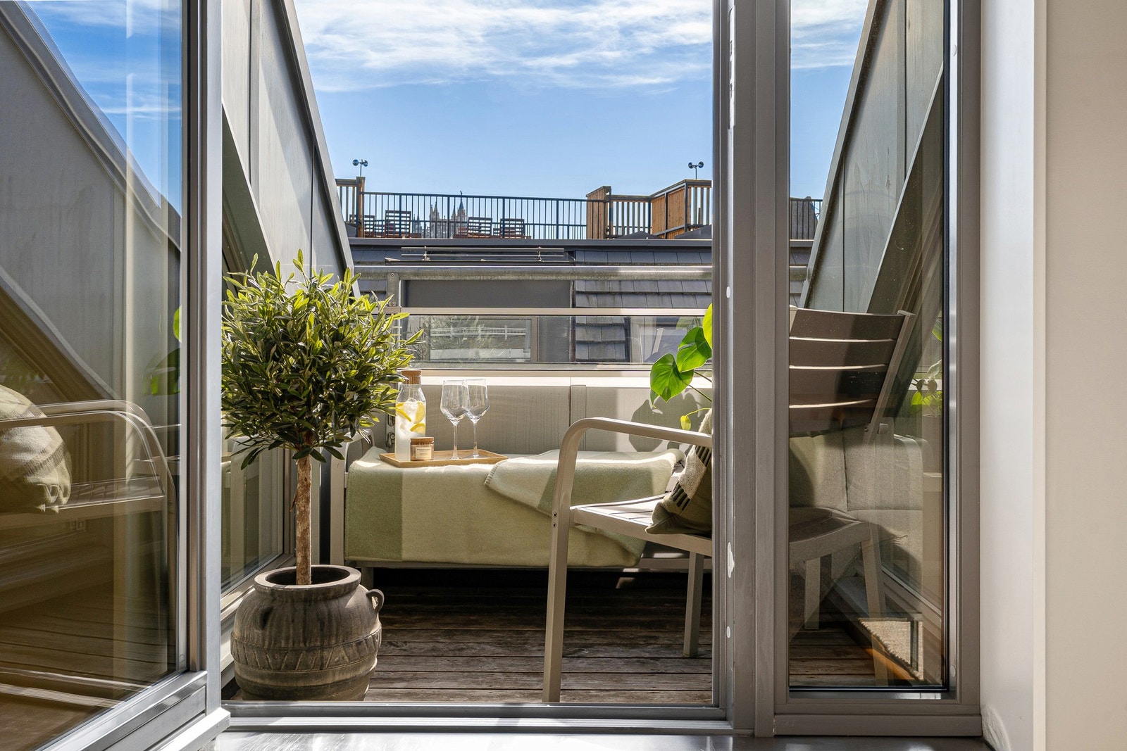 Koselig balkong med svært gode solforhold. Galleribilde