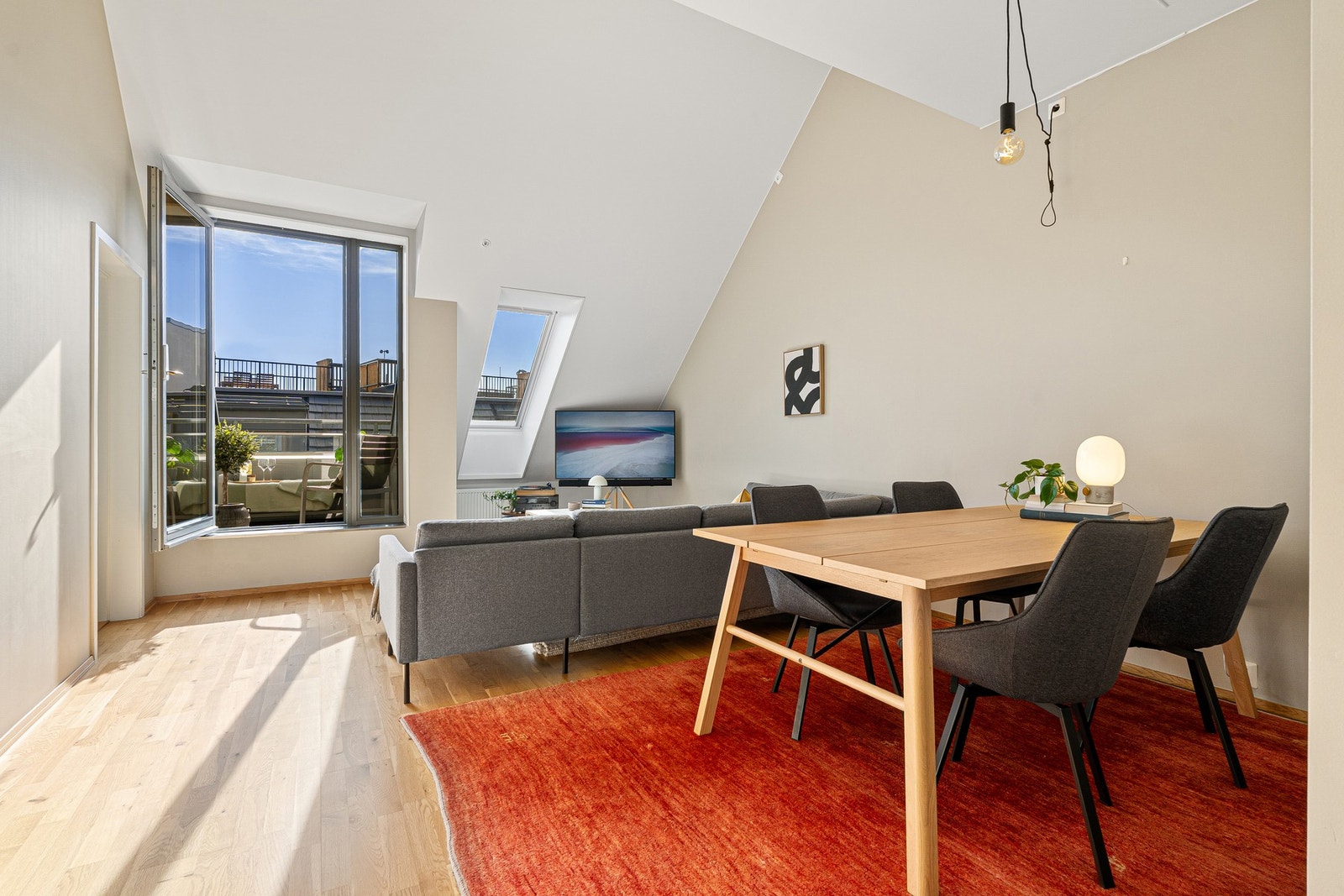 Den store åpne stue/kjøkkenløsningen er på 31,2 kvm. Galleribilde