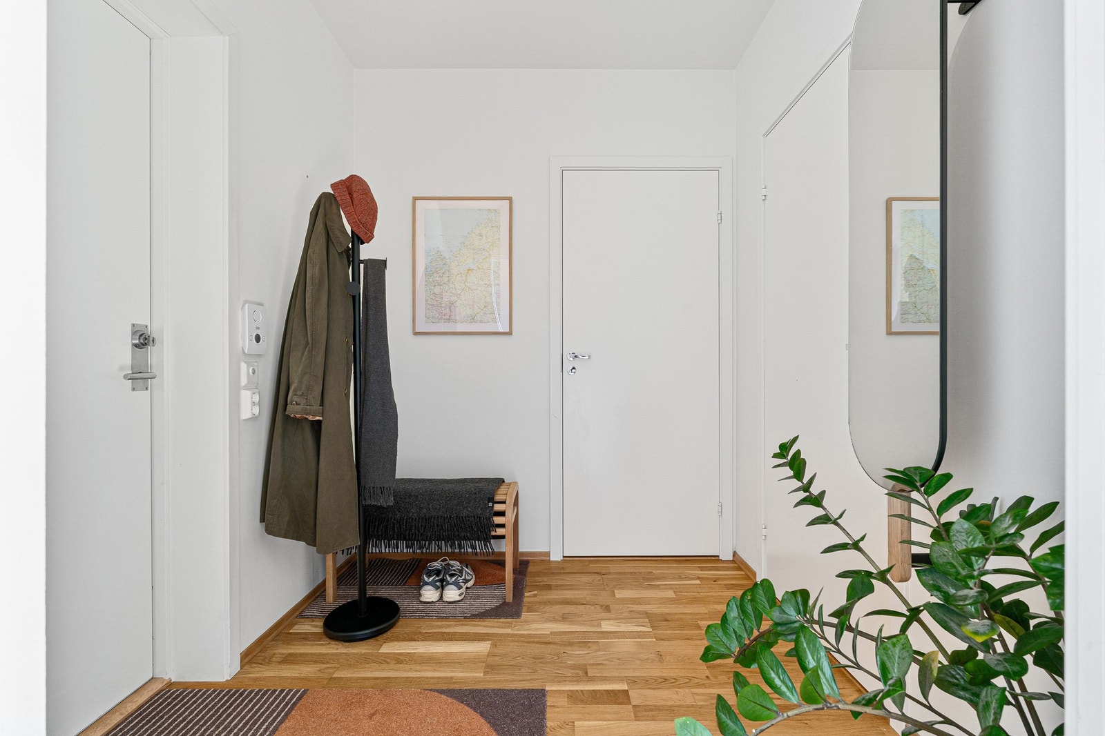 Lys og romslig entré. Galleribilde