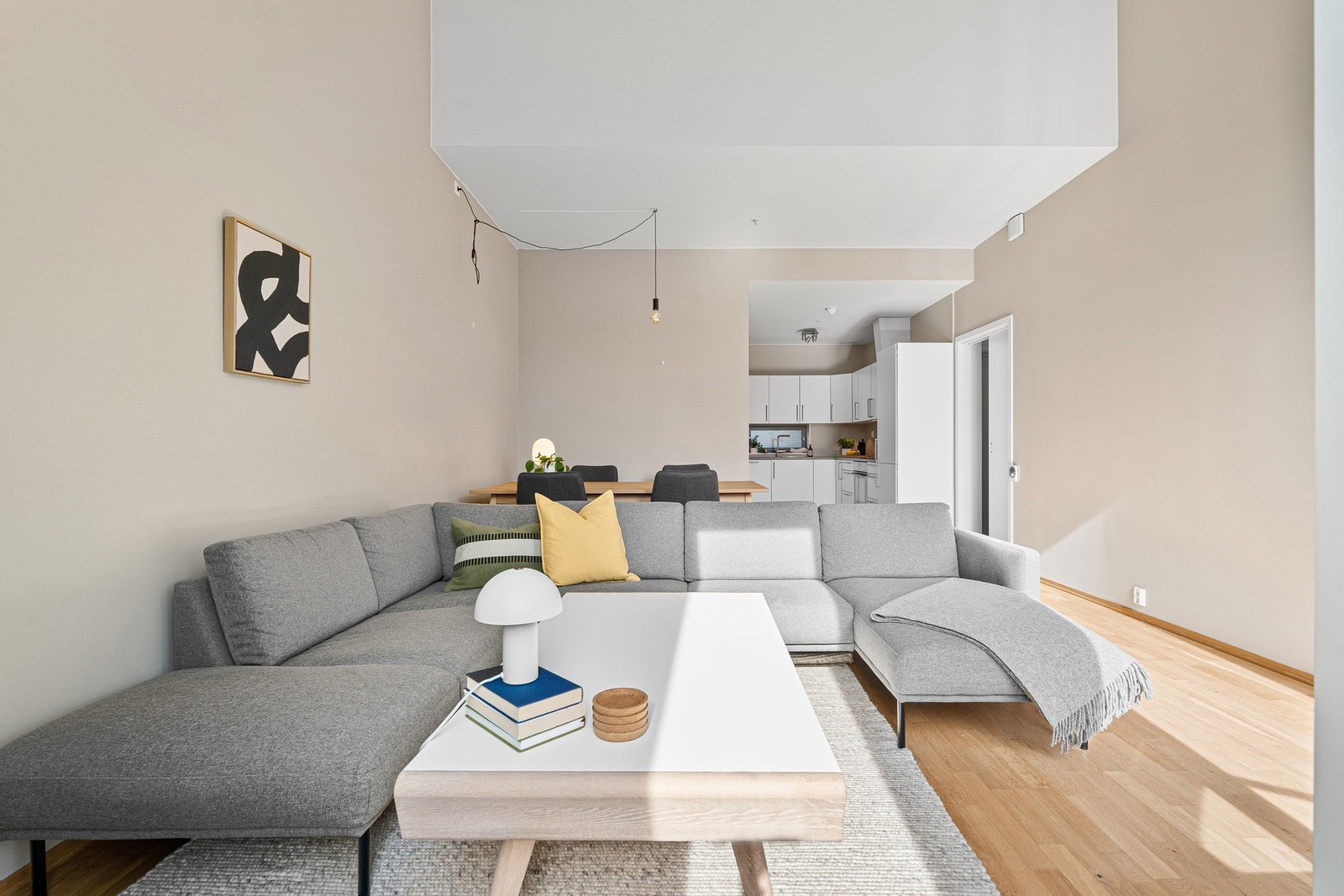 Den rause takhøyden sørger for en herlig atmosfære inne i stua. Galleribilde