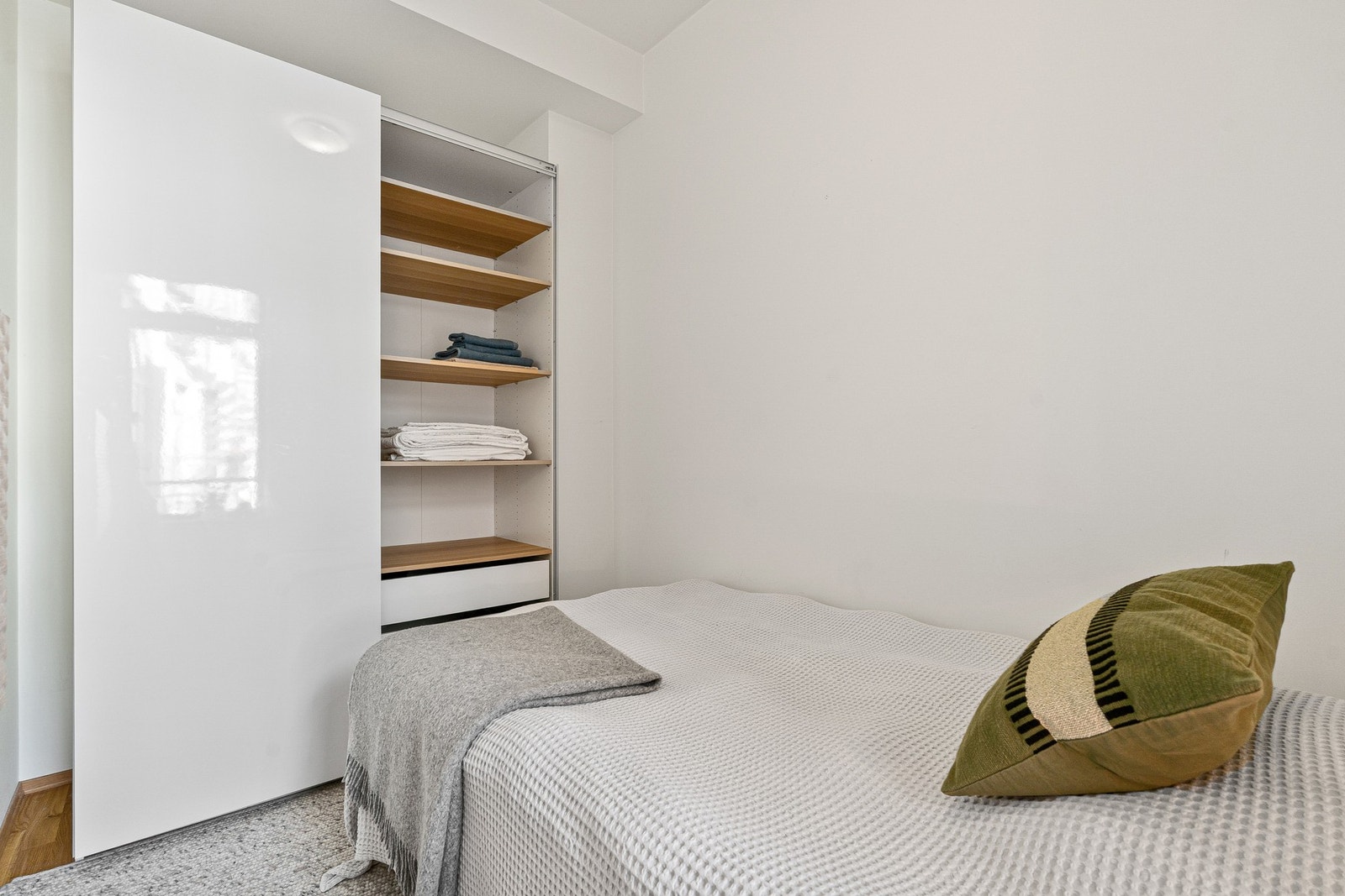 Plass til seng samt garderobeskap. Galleribilde