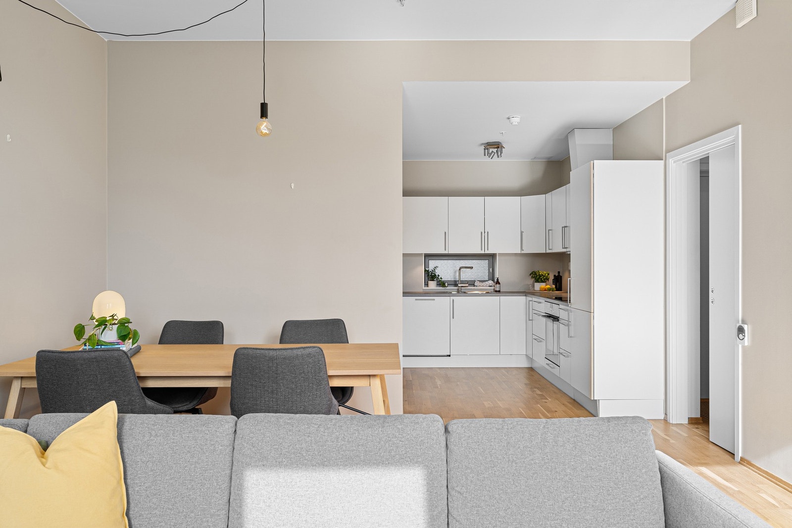 Spisebordet finner sin naturlige plassering mellom sofasone og kjøkken. Galleribilde