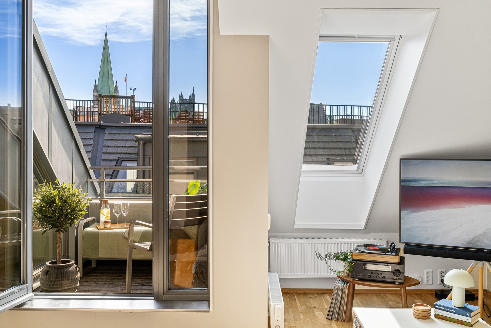 Beliggenheten i 3.etasje sørger for en privat plassering samt herlig utsikt mot bl.a. Nidarosdomen. Galleribilde