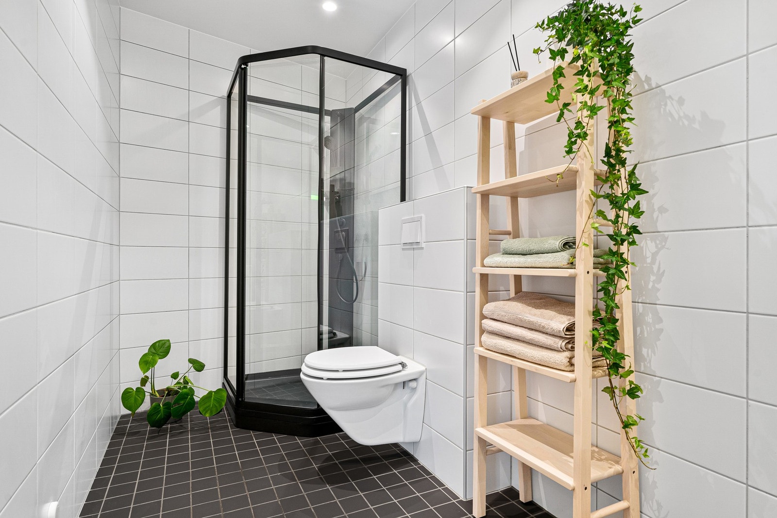 Pent flislagt bad på over 6 kvm. Galleribilde