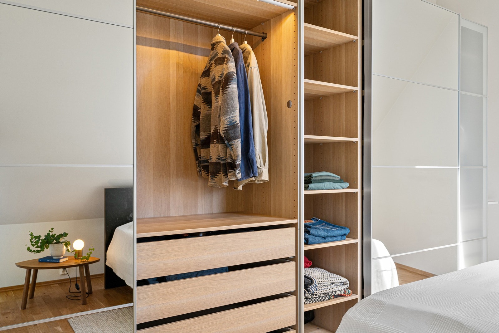 Den store skyvedørsgarderoben følger handelen. Galleribilde