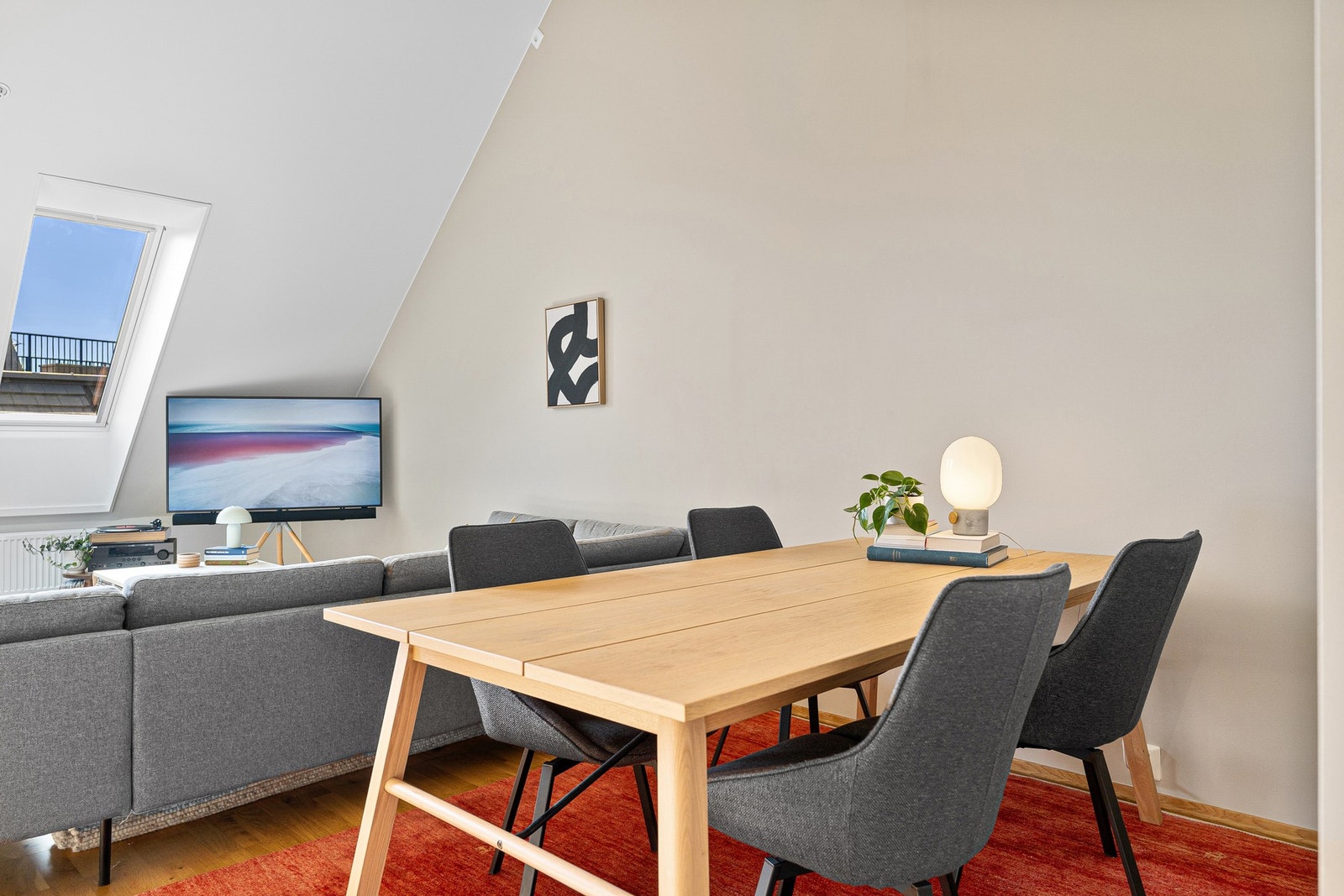 Spisebordet finner sin naturlige plassering mellom sofasone og kjøkken. Galleribilde