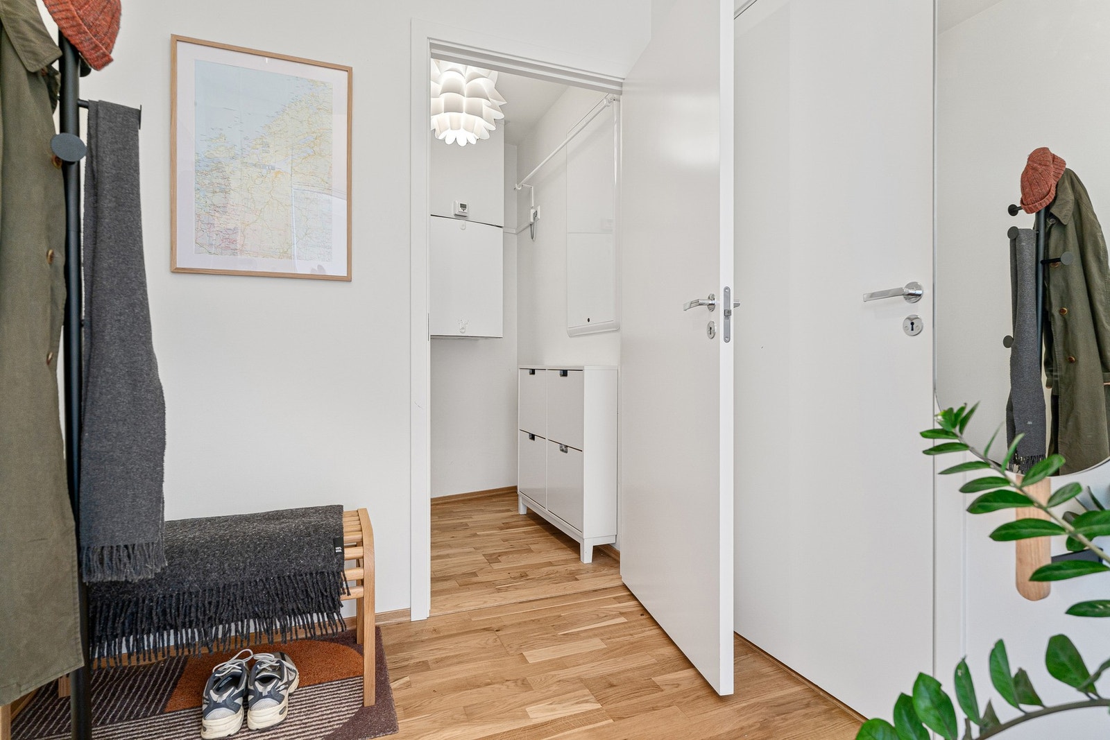 I tilknytning til entréen har man en romslig bod. Galleribilde