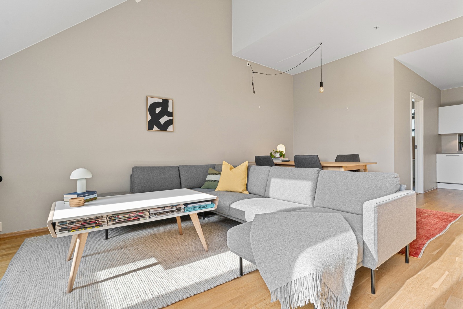 Pent brukt parkett på gulvet i stuen. Galleribilde