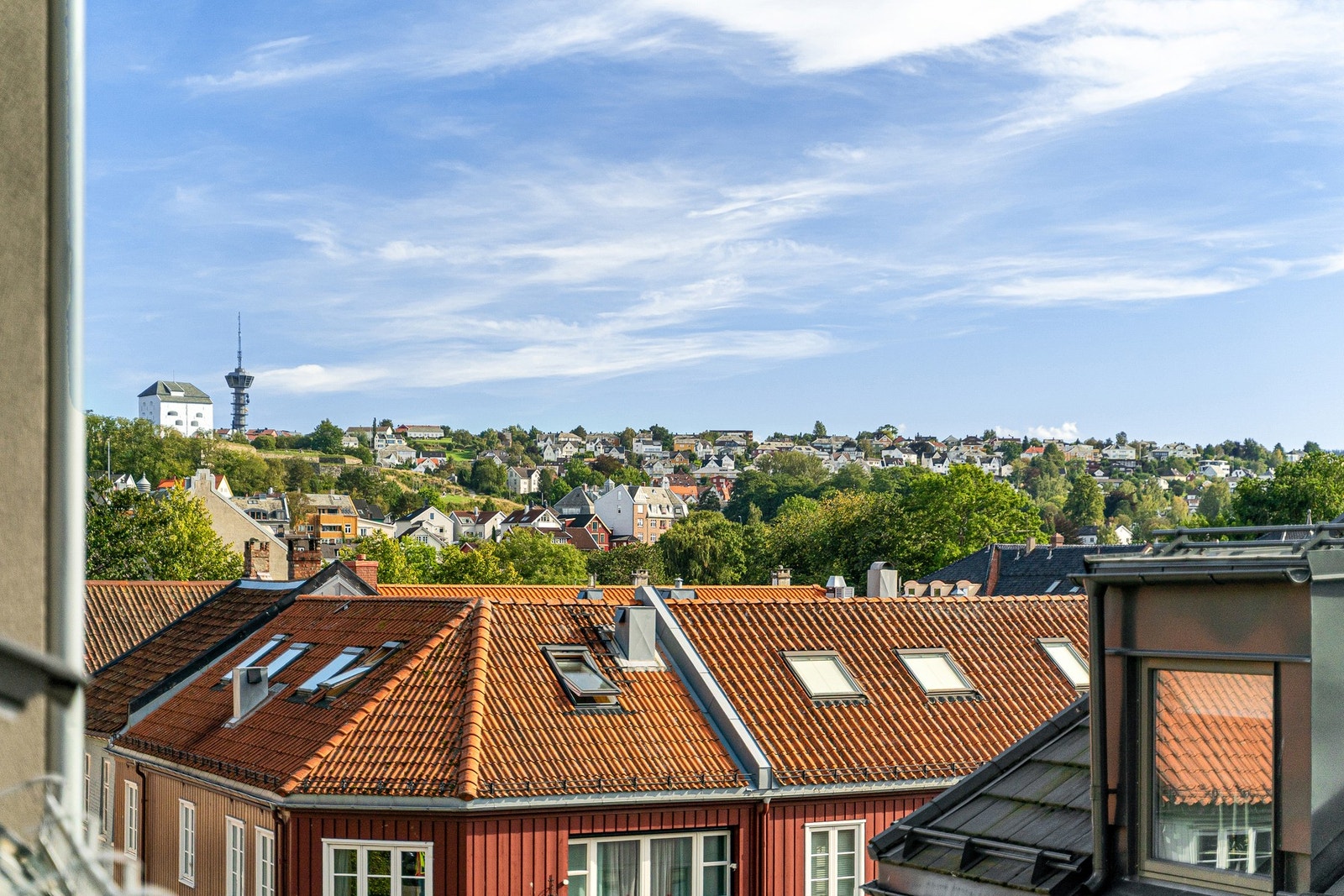 Utsikt mot Nidarosdomen, Festningen og Tyholttårnet. Galleribilde