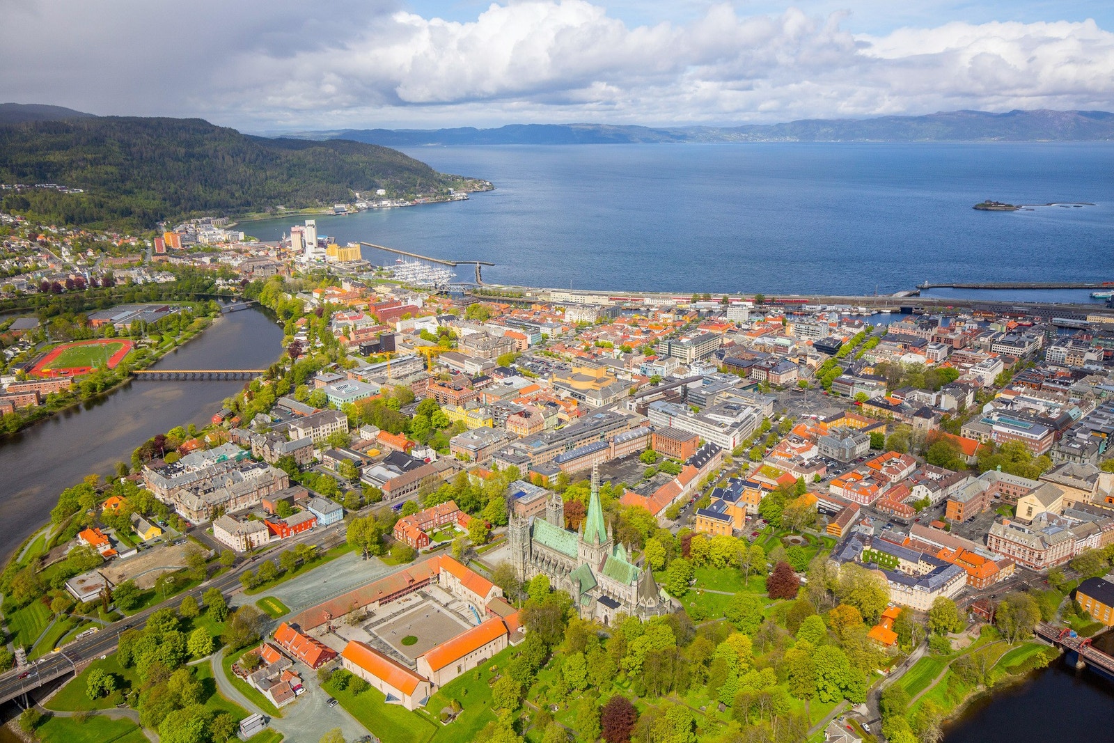 Munkhaugveita har en urban og tilbaketrukket beliggenhet midt i Trondheim sentrum, like bak Vår Frue Kirke på toppen av Nordre gate. Boområdet betegnes som sentrumsnært, historisk, spennende og ikke minst stille til å være midt i Sentrum. Galleribilde
