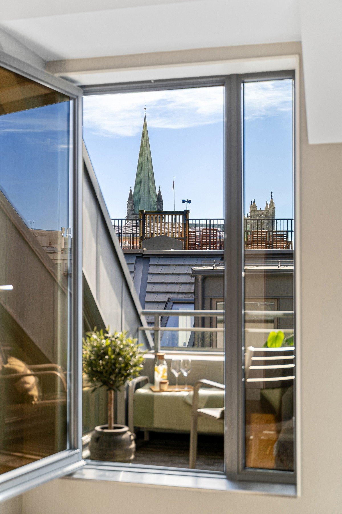Beliggenheten i 3.etasje sørger for en privat plassering samt herlig utsikt mot bl.a. Nidarosdomen. Galleribilde