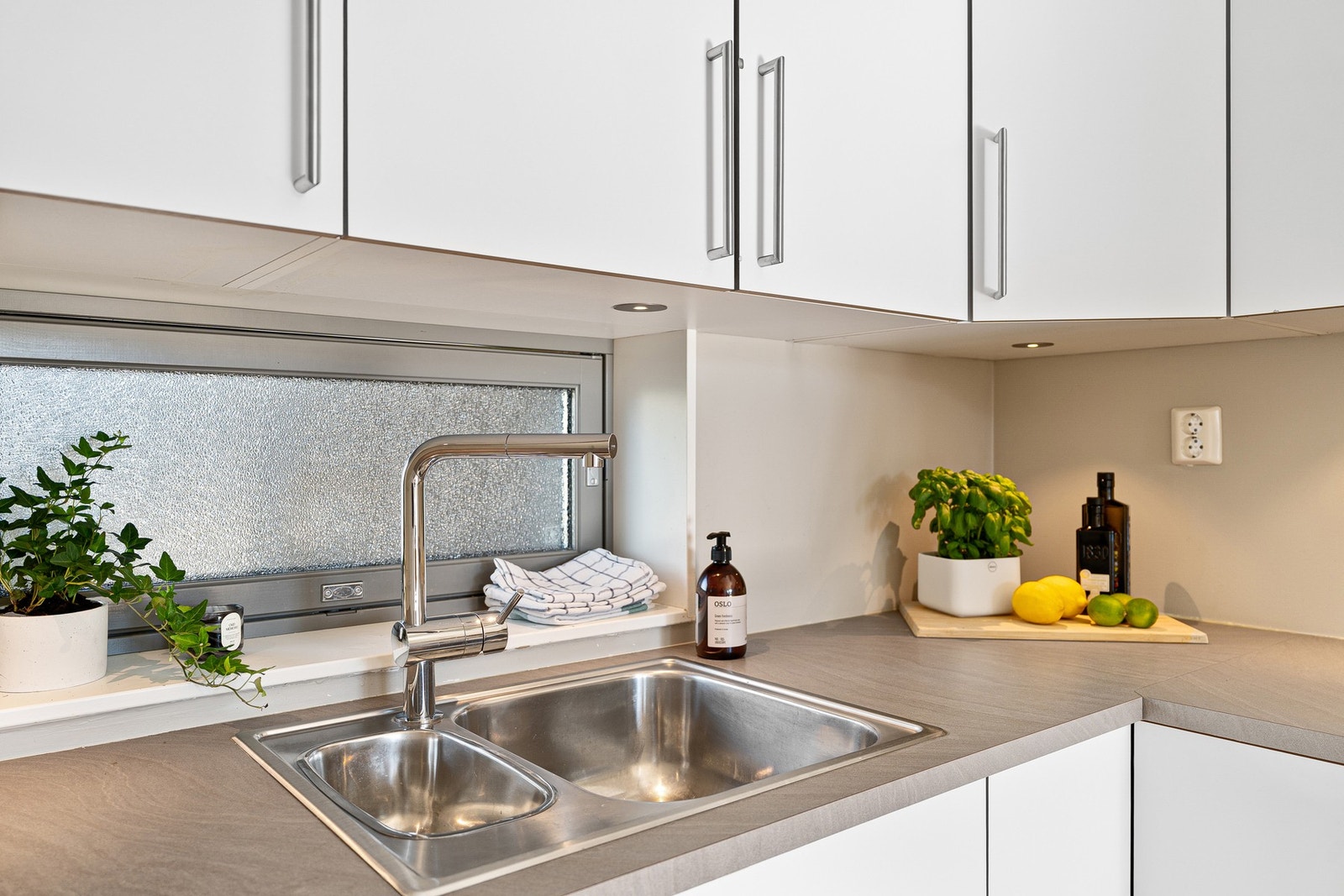 Frostet vindu sørger for at stuerommet får et naturlig gjennomlys. Galleribilde