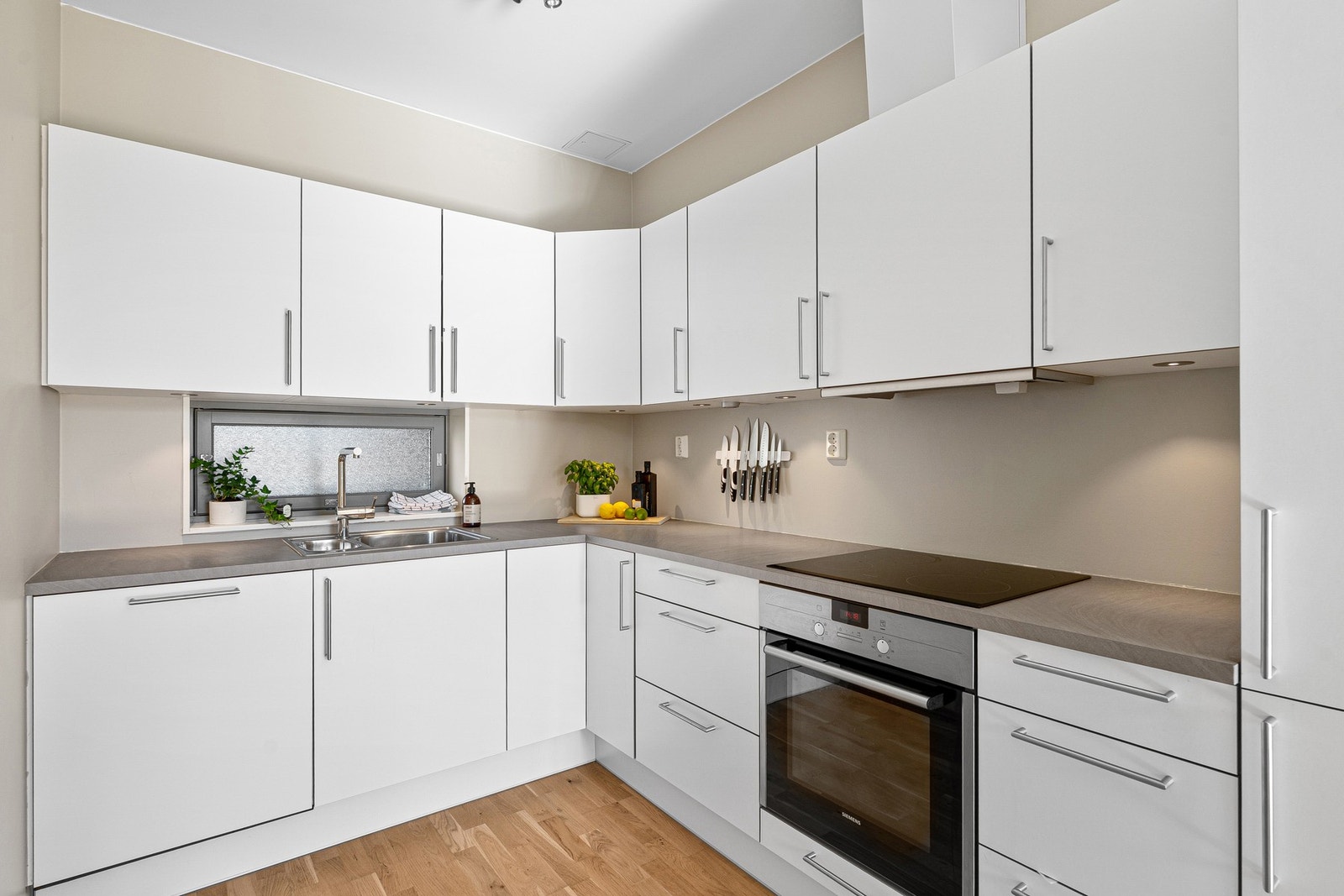 Pent kjøkken med integrerte hvitevarer. Galleribilde