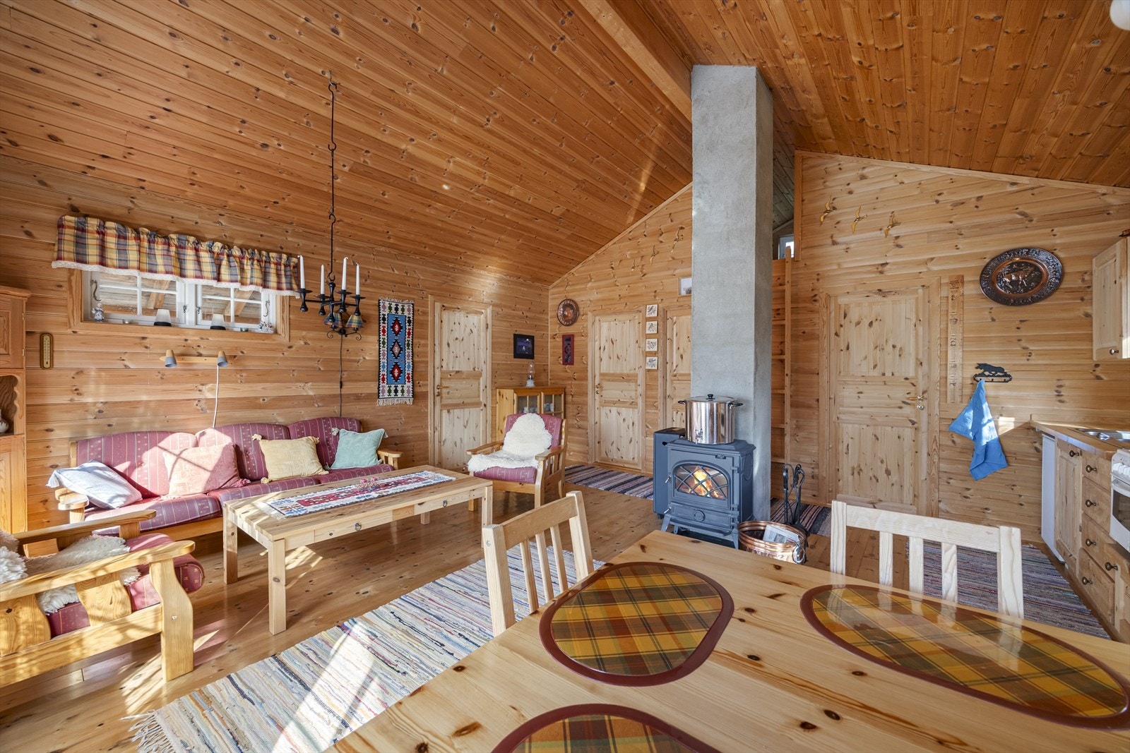 I stuen er det god plass til både sofagruppe og spisebord. Galleribilde