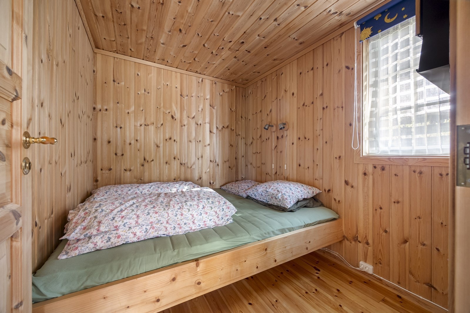 Hytta har tre soverom - dette med dobbeltseng og vindu mot naturen. Galleribilde