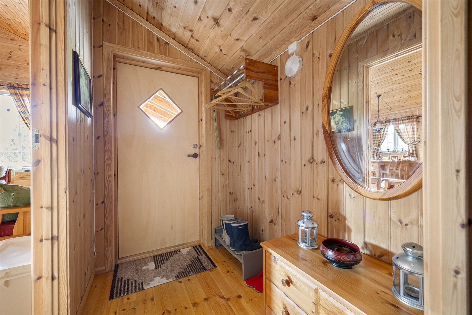 Velkommen inn! Lys og trivelig gang - med tradisjonelle detaljer og praktiske løsninger. Galleribilde