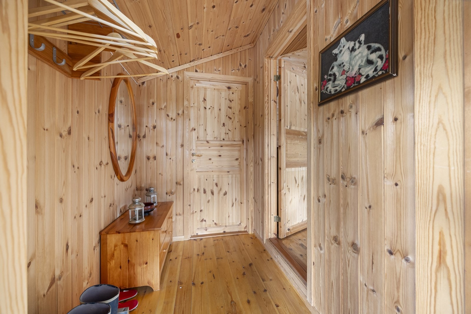 Praktisk entré med plass til yttertøy og sko. Galleribilde