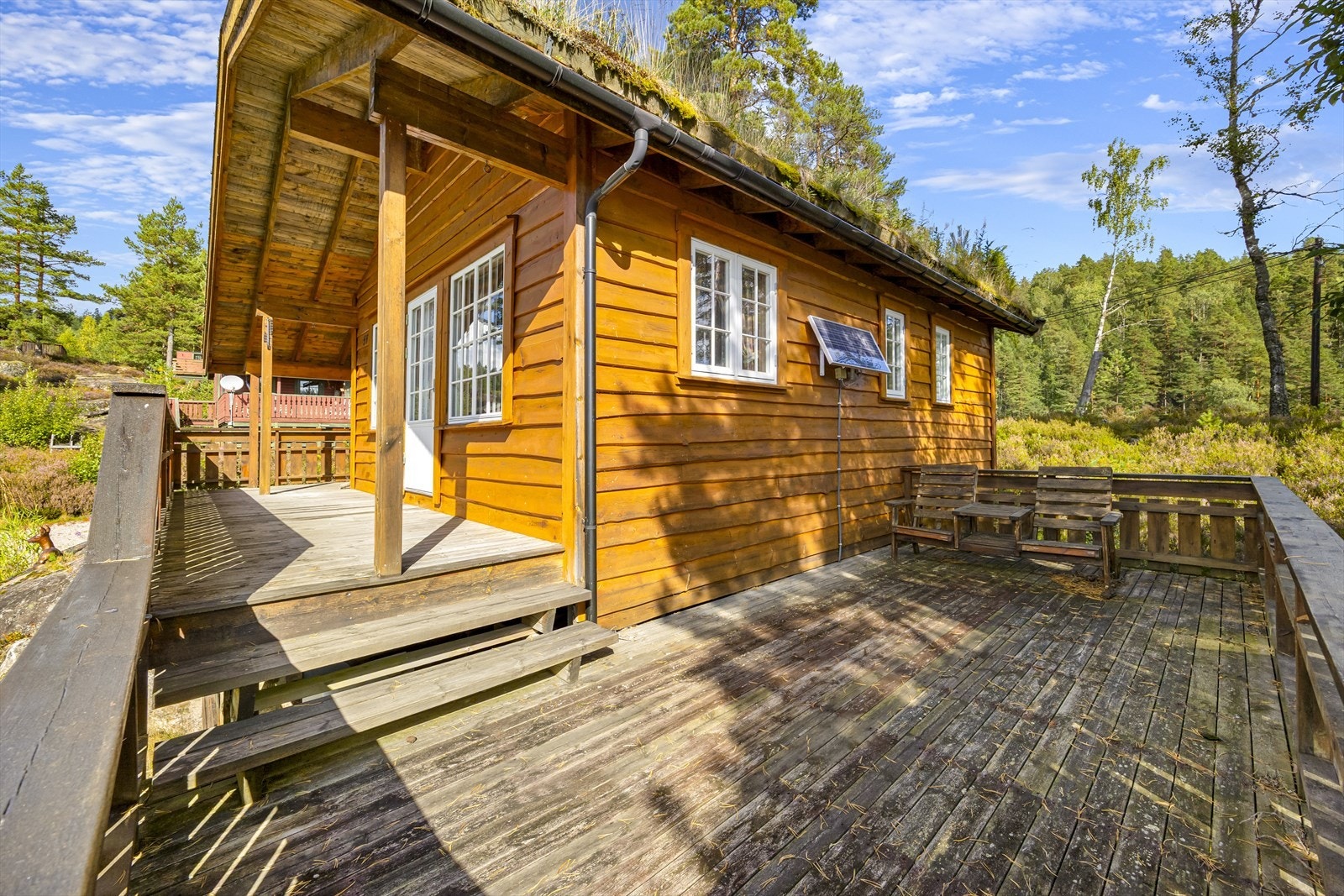 Stor terrasse med god plass til utemøbler - perfekt for sosiale stunder. Galleribilde