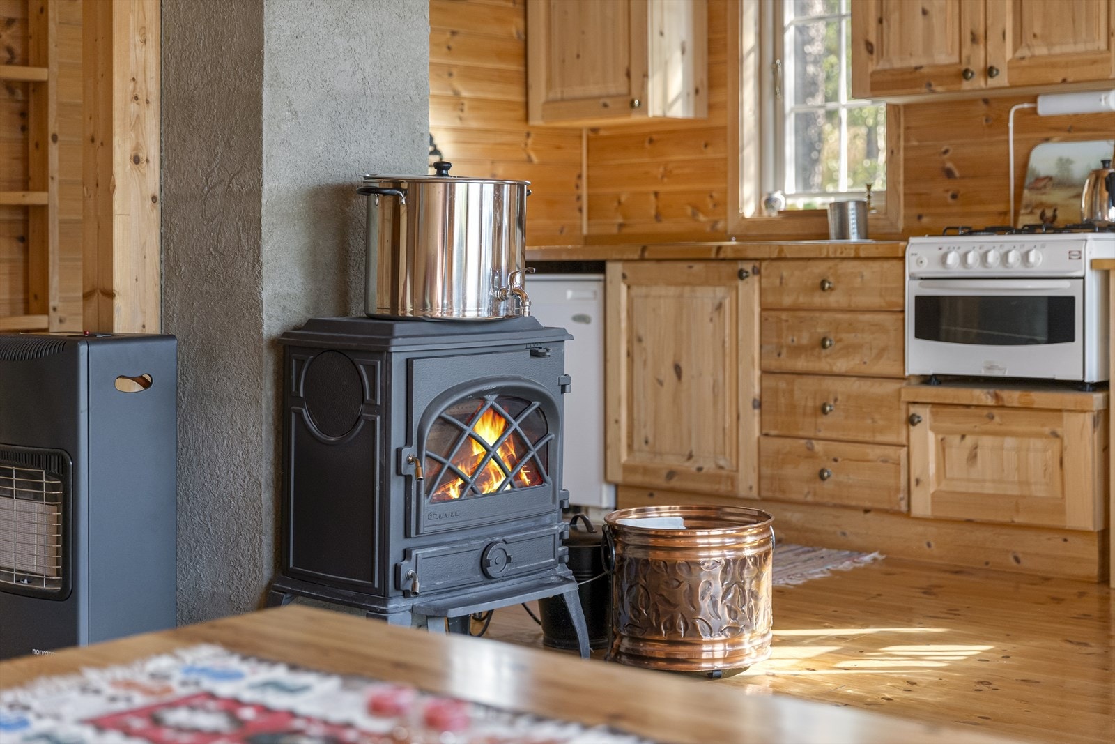 Vedovnen er plassert sentralt og gir både varme og ekstra hyttekos. Galleribilde