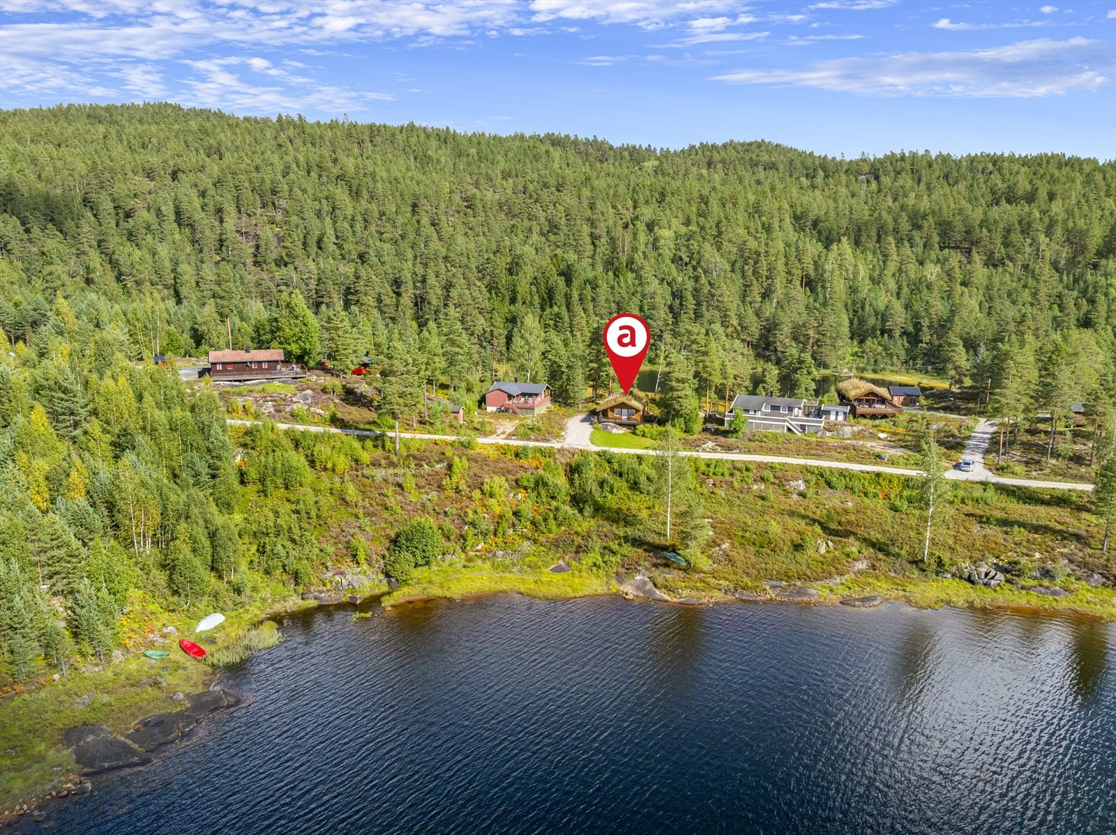 Pent opparbeidet tomt med naturtomt og plen - omgitt av lyng og furuskog. Galleribilde