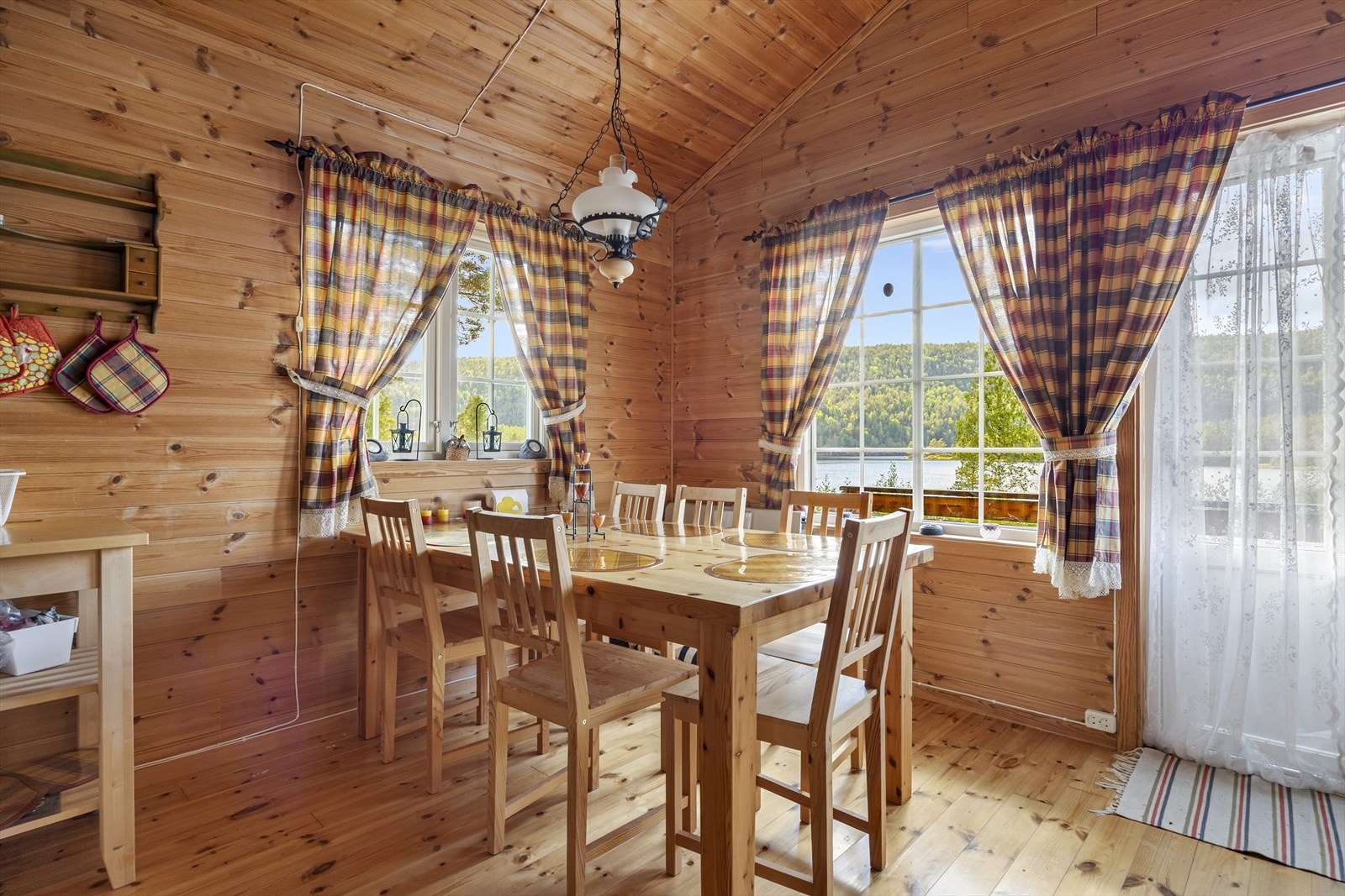 Stuen er lett å møblere med naturlige soner Galleribilde