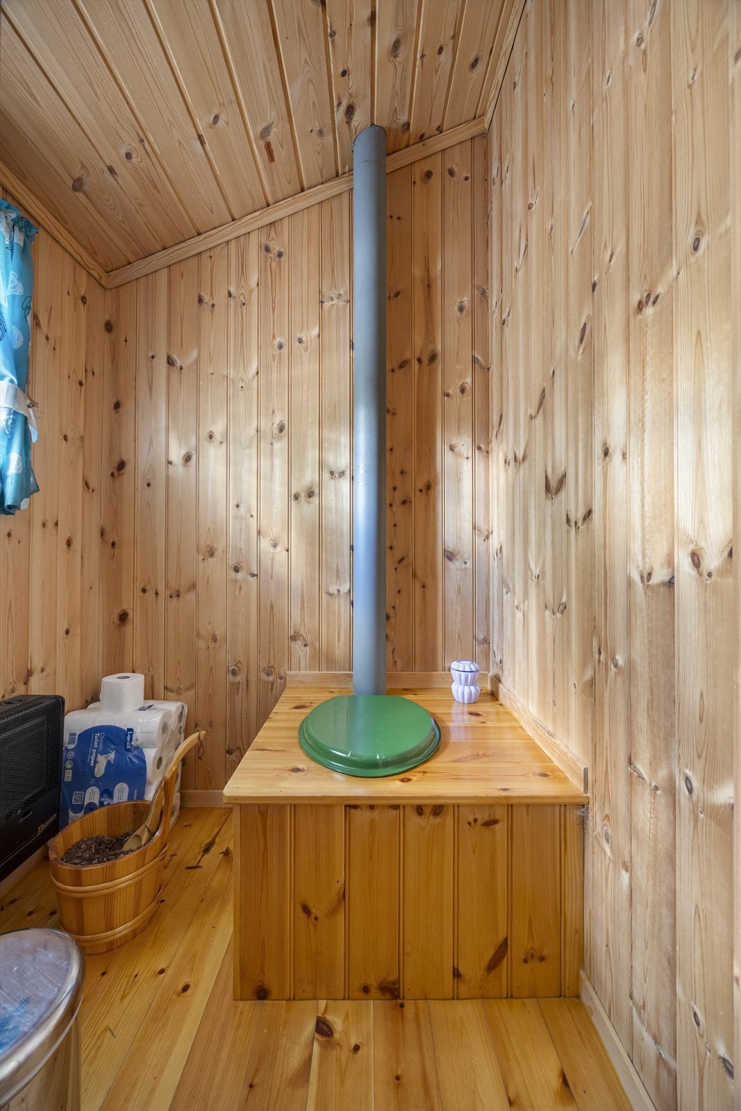 Separat toalettrom med enkel standard - praktisk på hytta. Galleribilde