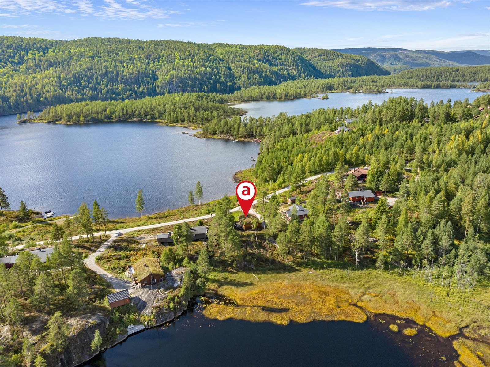 Hytta ligger flott til i naturskjønne omgivelser Galleribilde