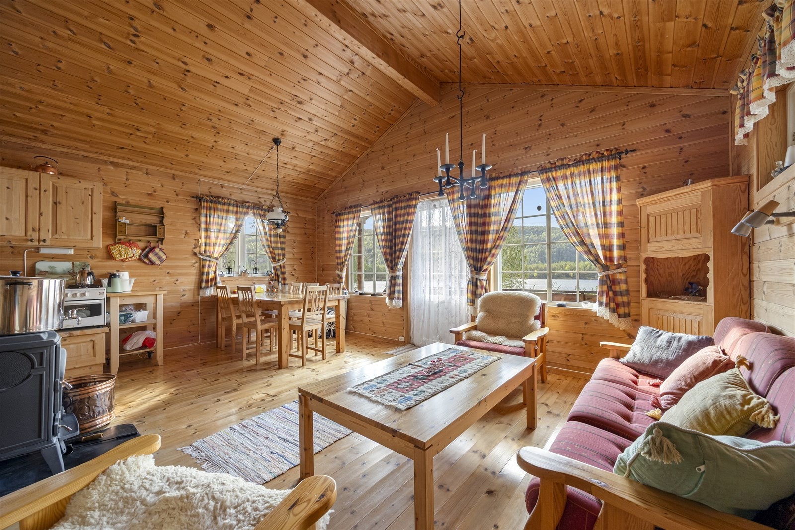 Stuen har store vindusflater, god takhøyde og vedovn. Galleribilde