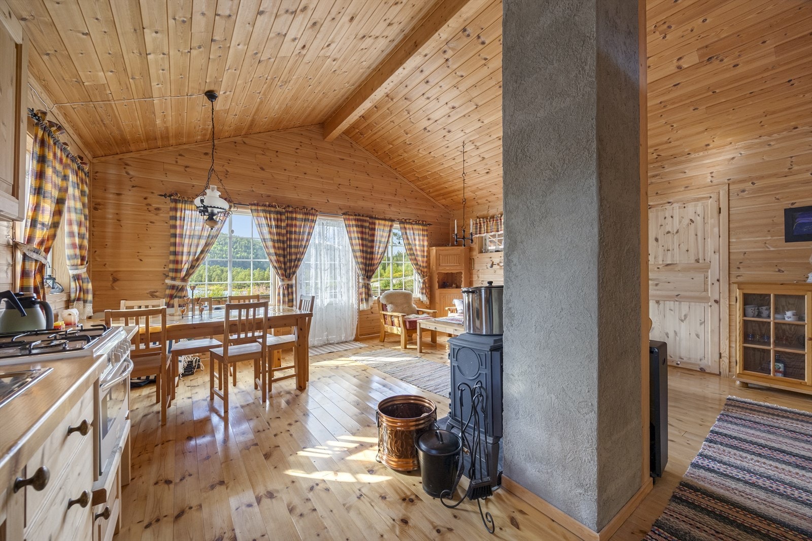 Lun atmosfære med gjennomgående bruk av trepanel og tradisjonelle detaljer. Galleribilde