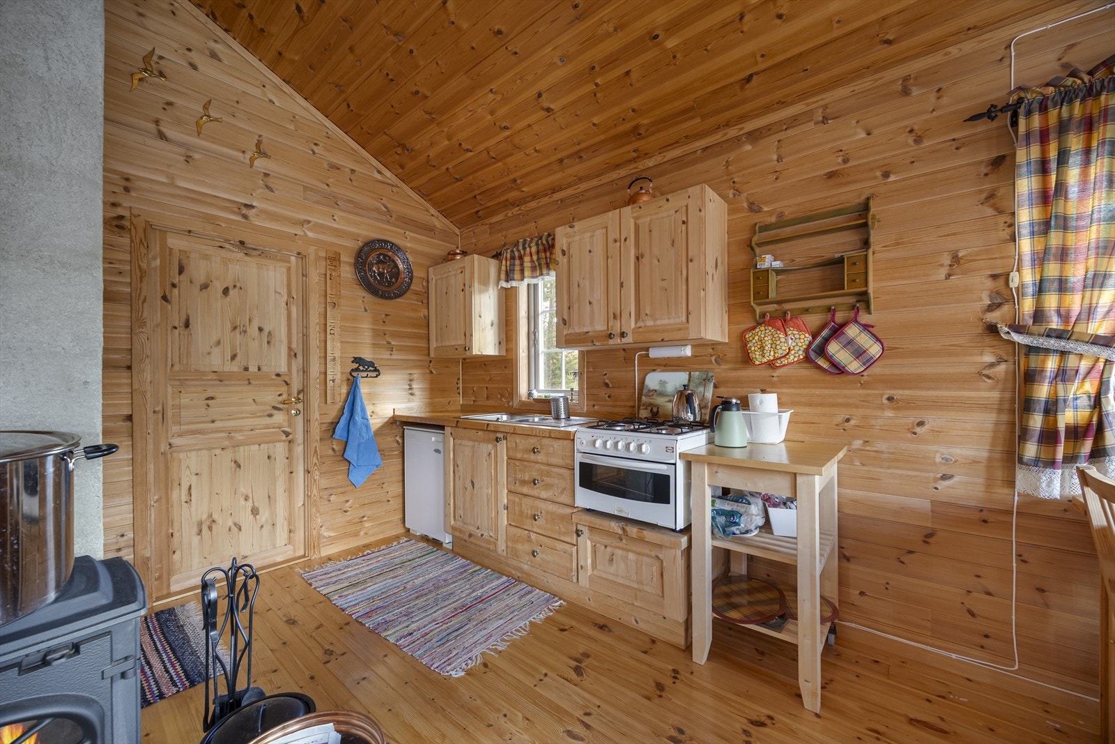 Funksjonelt kjøkken med god oppbevaringsplass. komfyr og kjøleskap på gass. Galleribilde