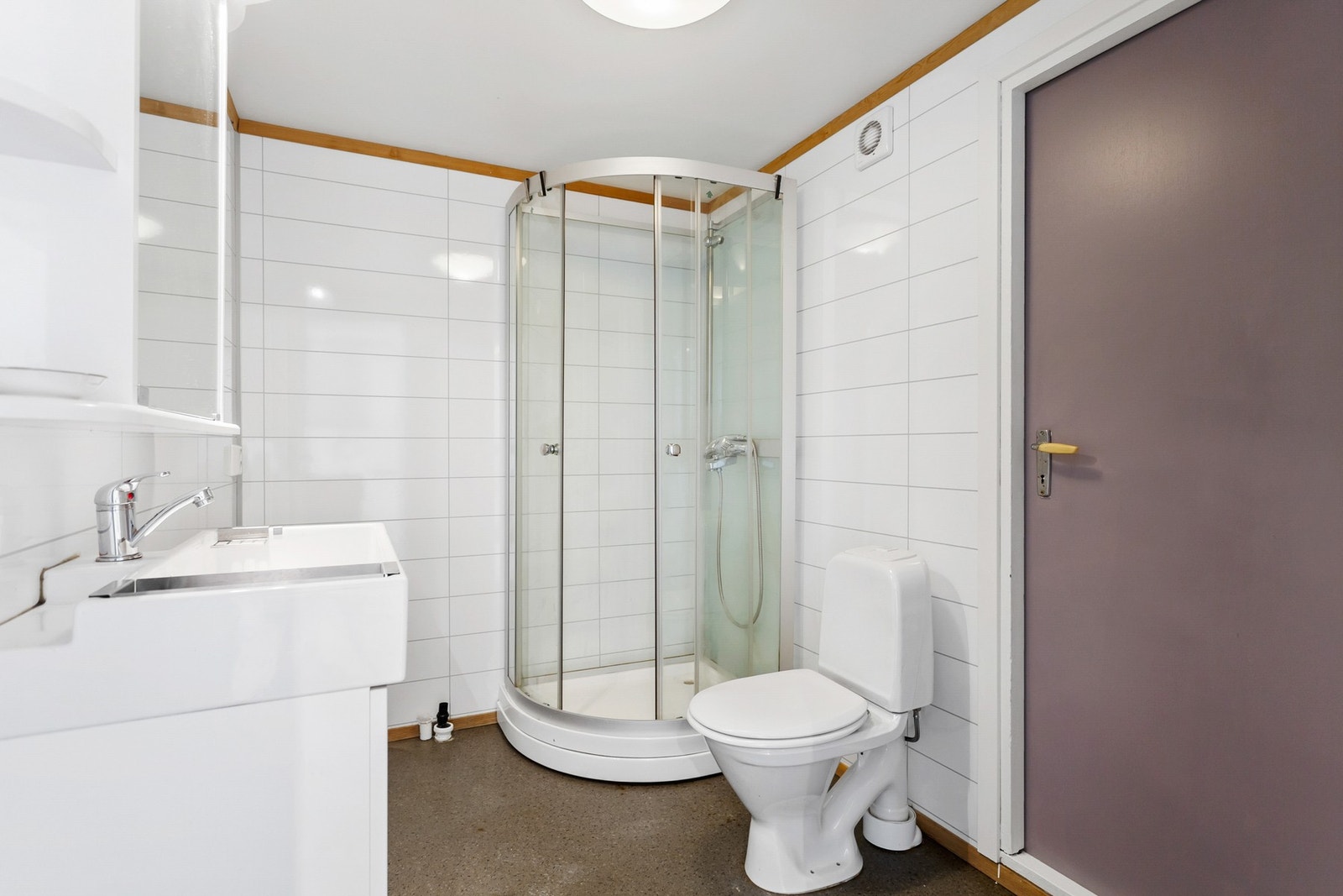 Utleieleilighet. Bad med vegger av baderomsplater og vinylbelegg på gulv Galleribilde