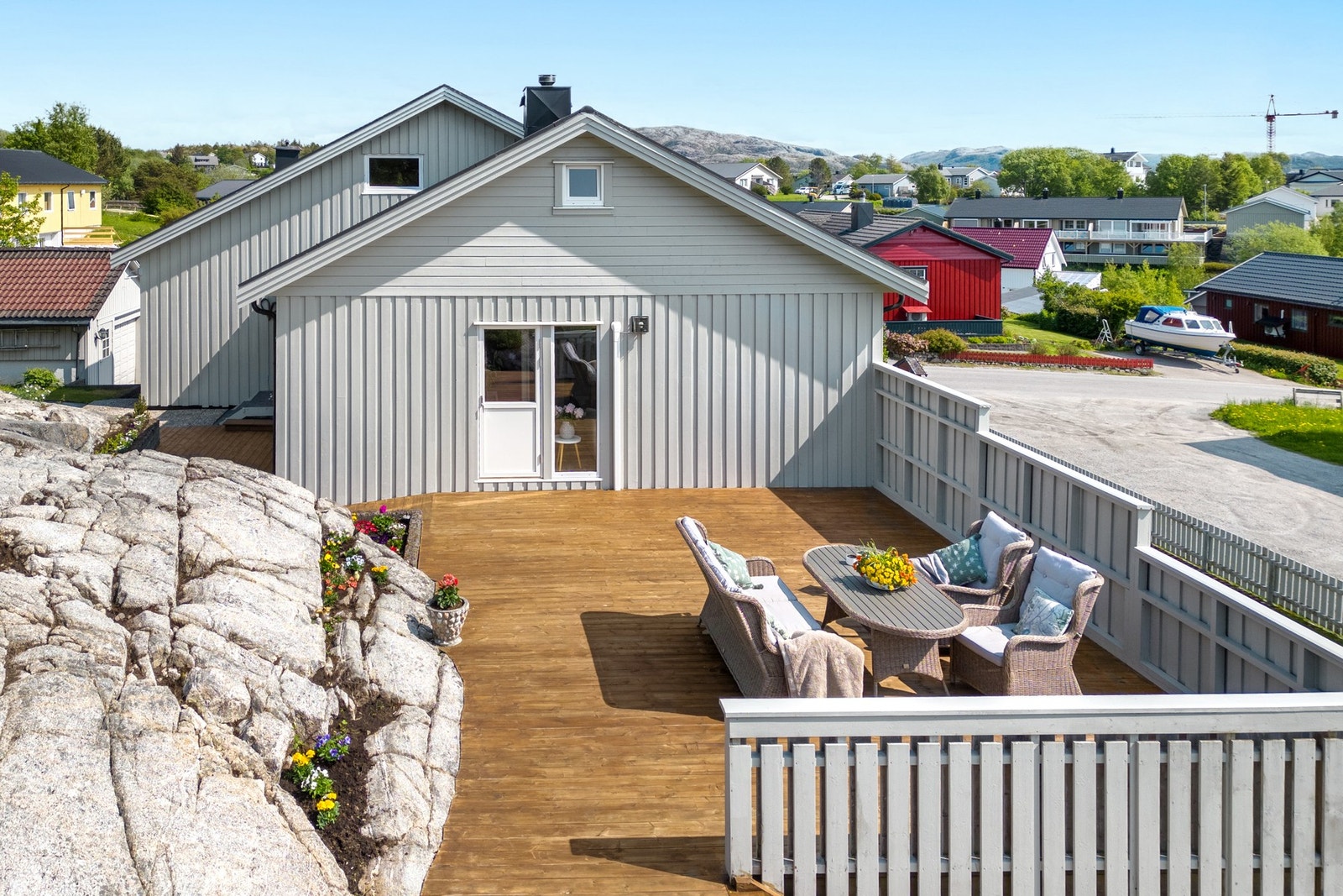 Terrassen er fint tilpasset berget og tomten Galleribilde