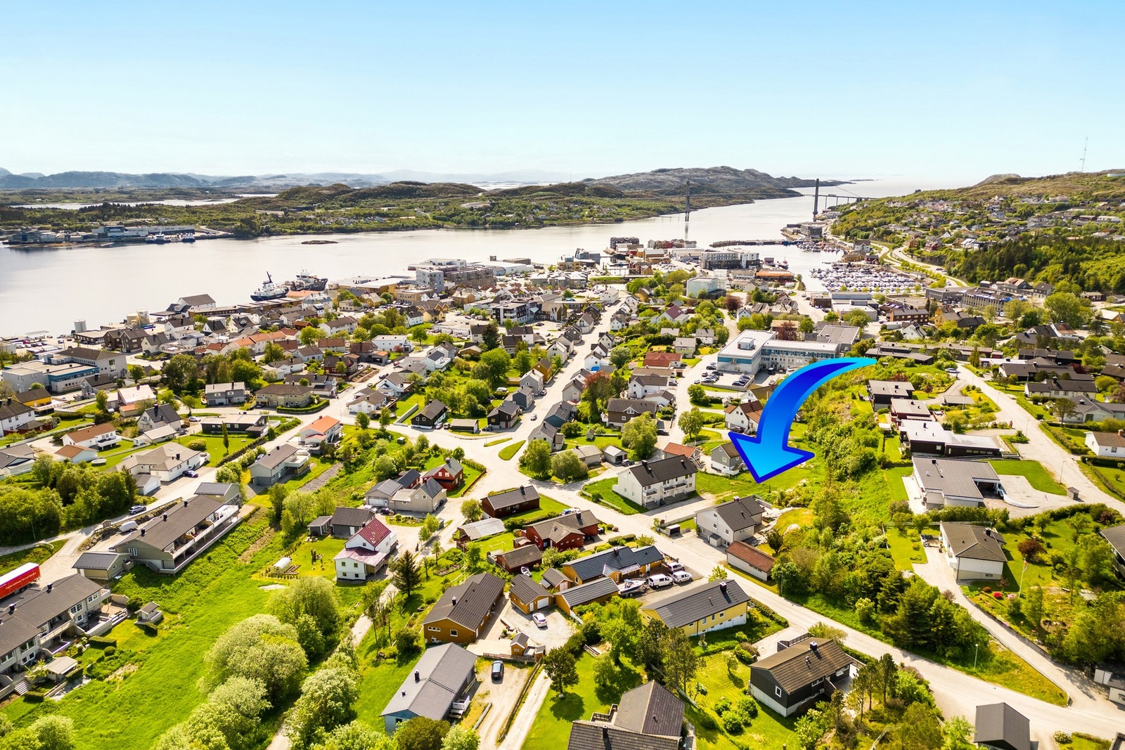 Her bor du i et barnevennlig område med kort vei til skoler, barnehager, idrettsanlegg og bysentrum Galleribilde