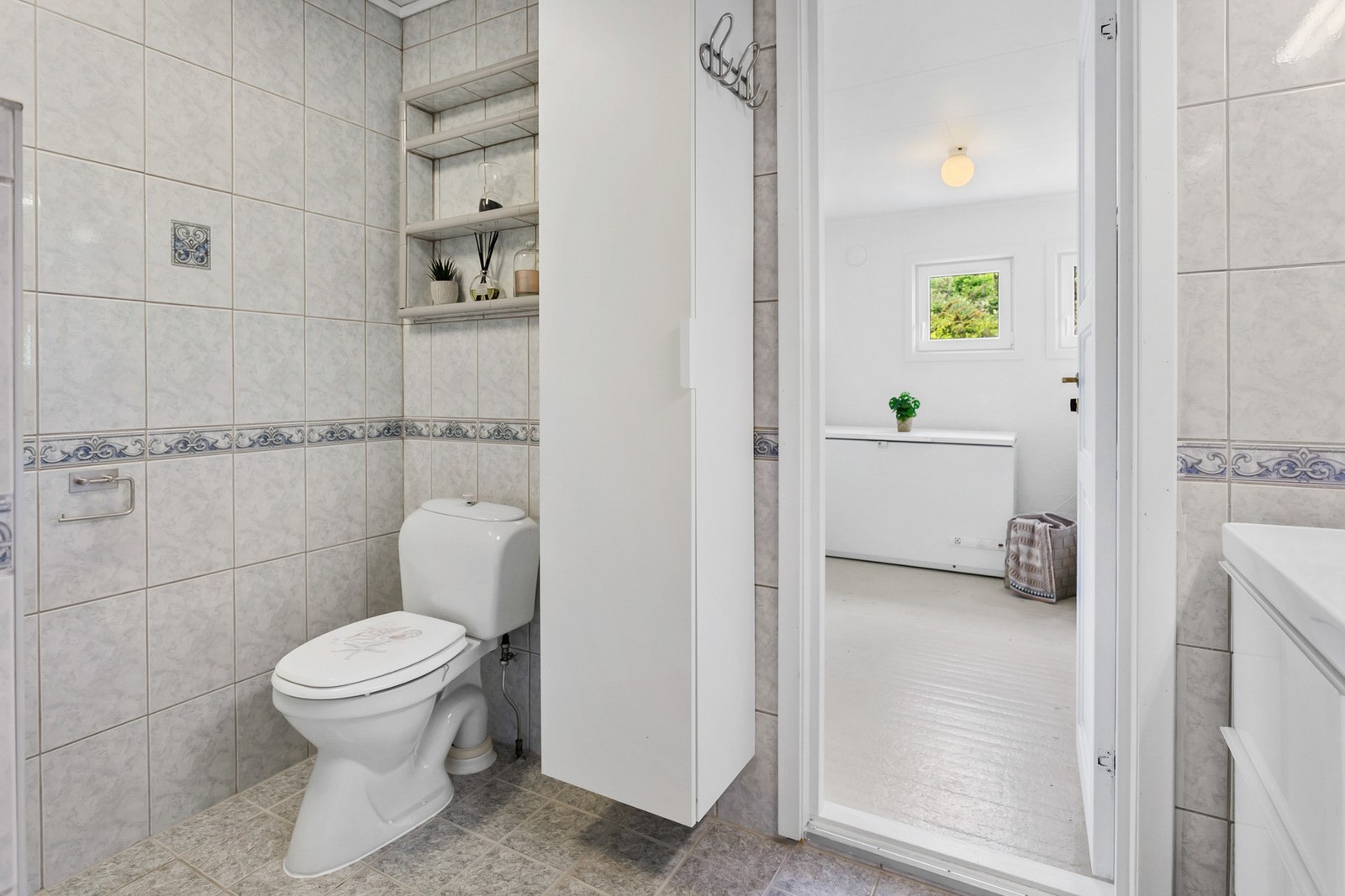 Praktisk bad med dør rett inn til vaskerommet, perfekt for en smidig hverdag! Galleribilde